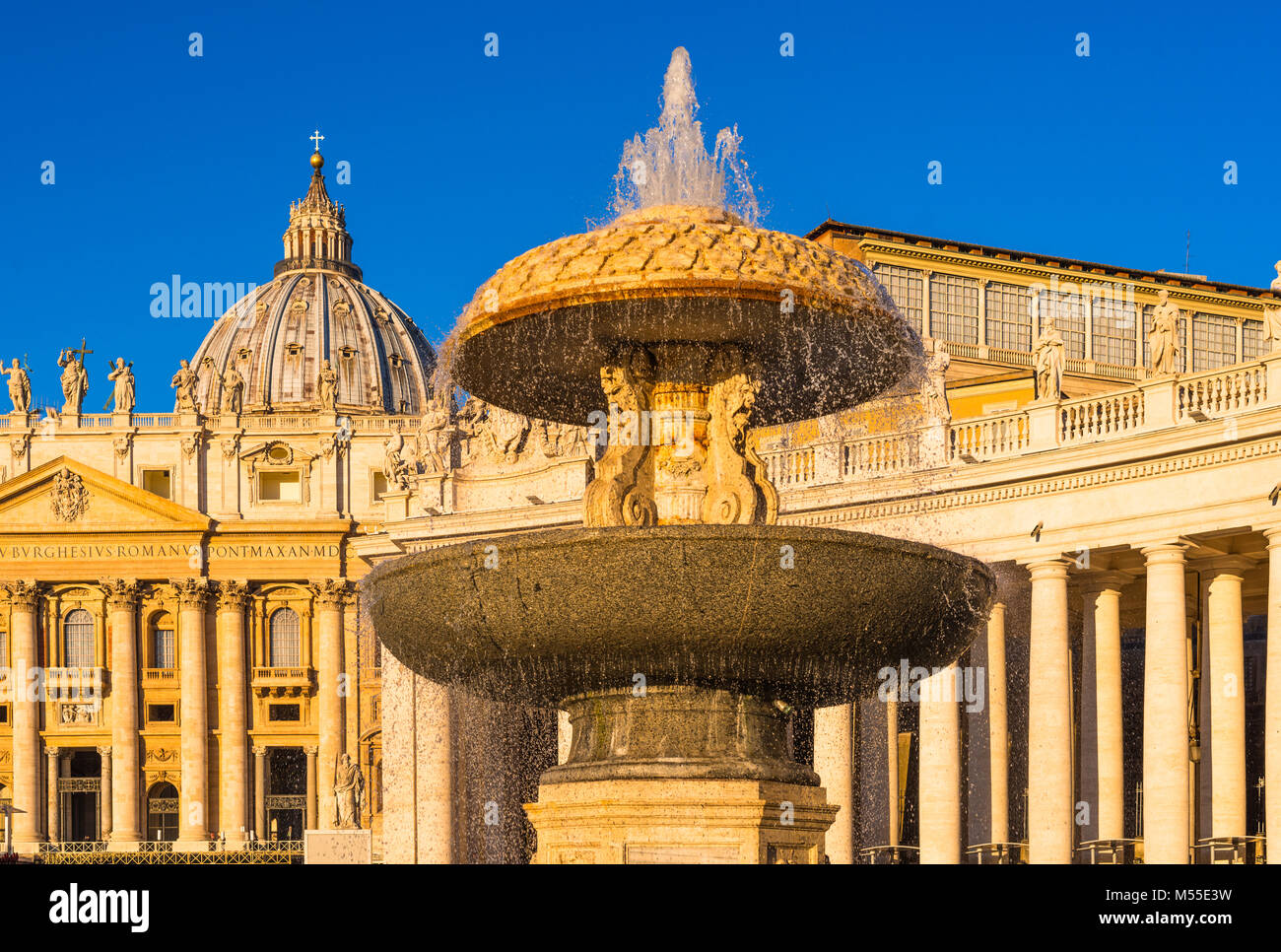 Berninis Brunnen auf dem Petersplatz im frühen Morgenlicht, Vatikan, Rom, Italien. Stockfoto