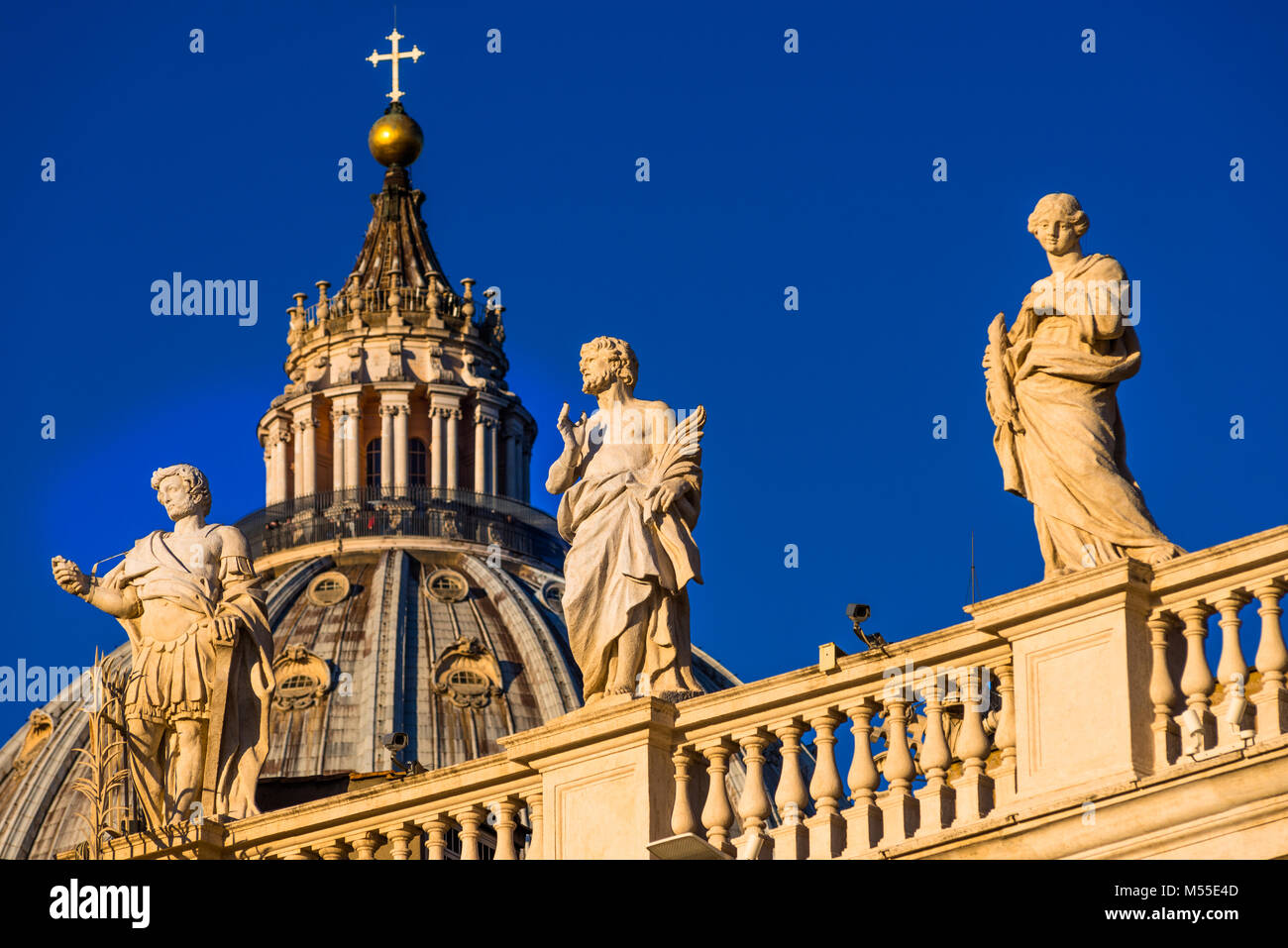 St. Peter's Cathedral Kuppel und religiöse Statuen auf dem Petersplatz Vatikan, Rom, Latium, Italien. Stockfoto