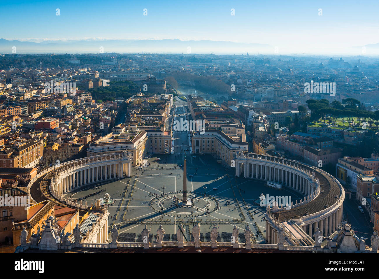 Petersplatz von der Oberseite der St. Peter's Cathedral Kuppel gesehen. Vatikan, Rom, Italien. Stockfoto