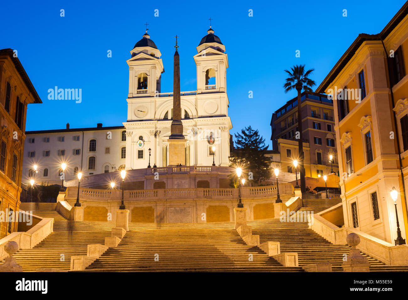 Die Spanische Treppe (Scalinata di Trinità dei Monti), Rom, Italien, zwischen Piazza di Spagna und der Piazza Trinità dei Monti & Trinità dei monti Kirche. Stockfoto
