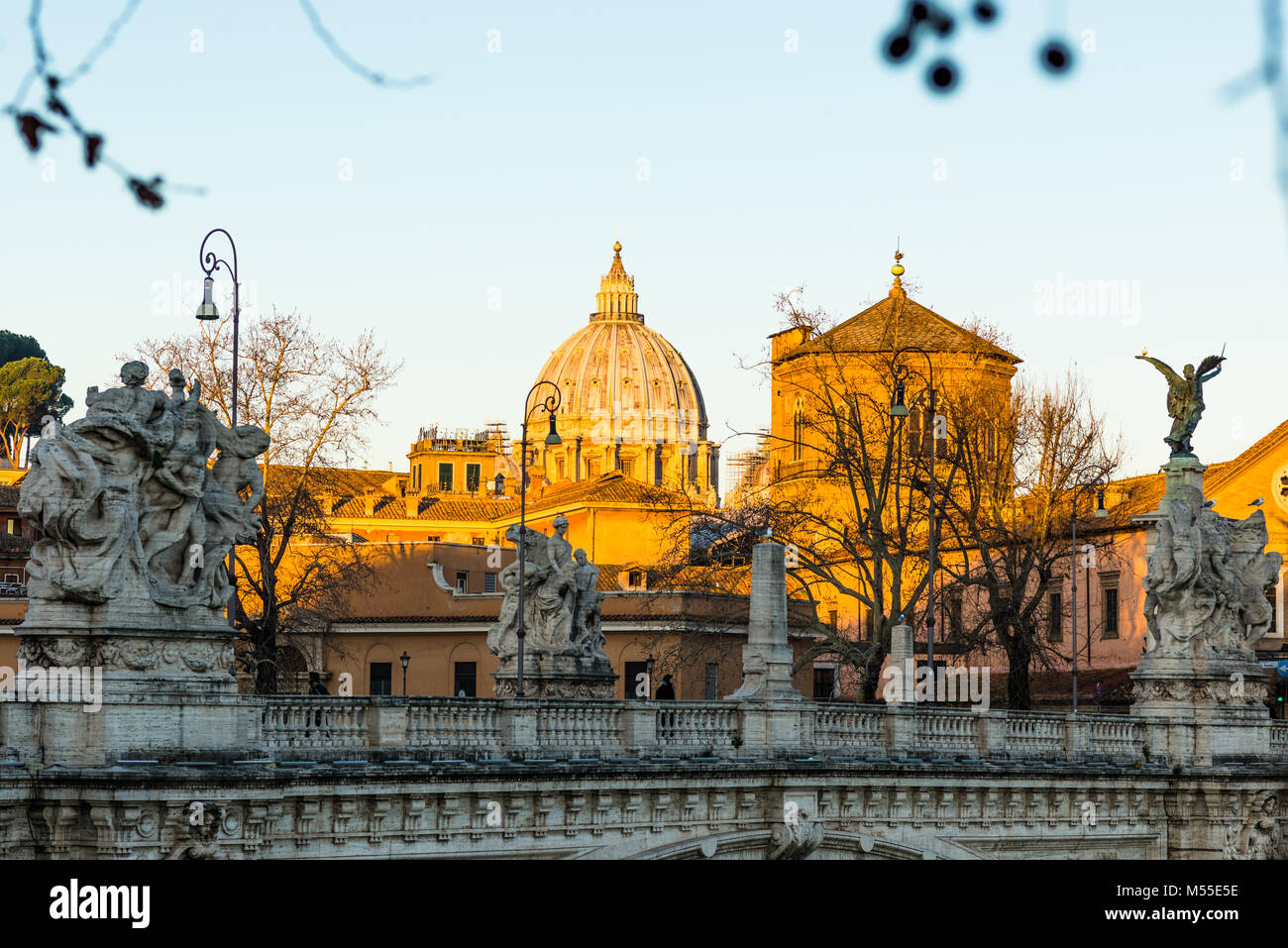 Den Sonnenaufgang hits St. Peter's Cathedral und der Vatikan aber hat, Ponte Vittorio Emanuele II Brücke im Vordergrund zu erreichen. Rom. Italien. Stockfoto