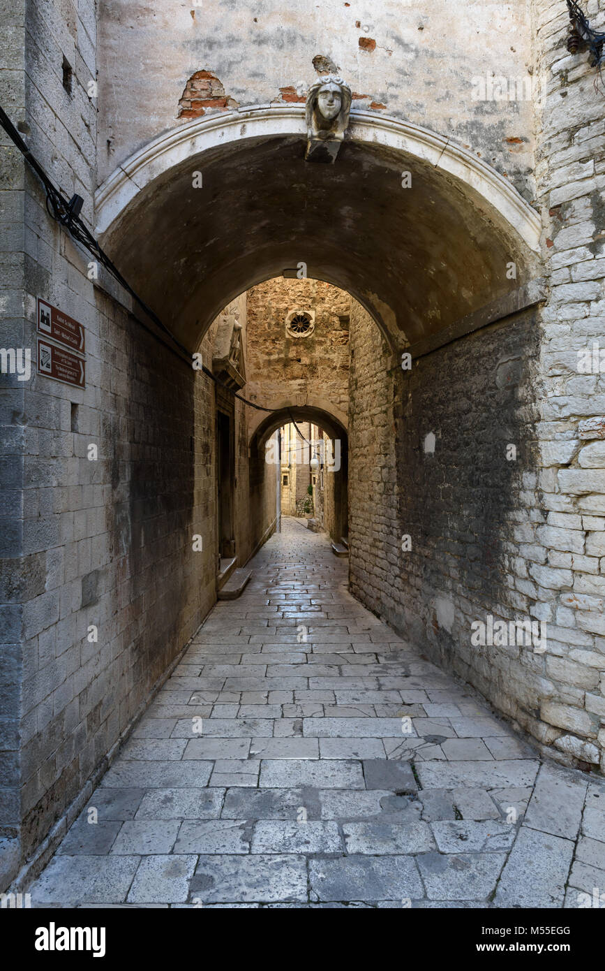 Mittelalterliche gewölbten alleway, Sibenik, Kroatien Stockfoto