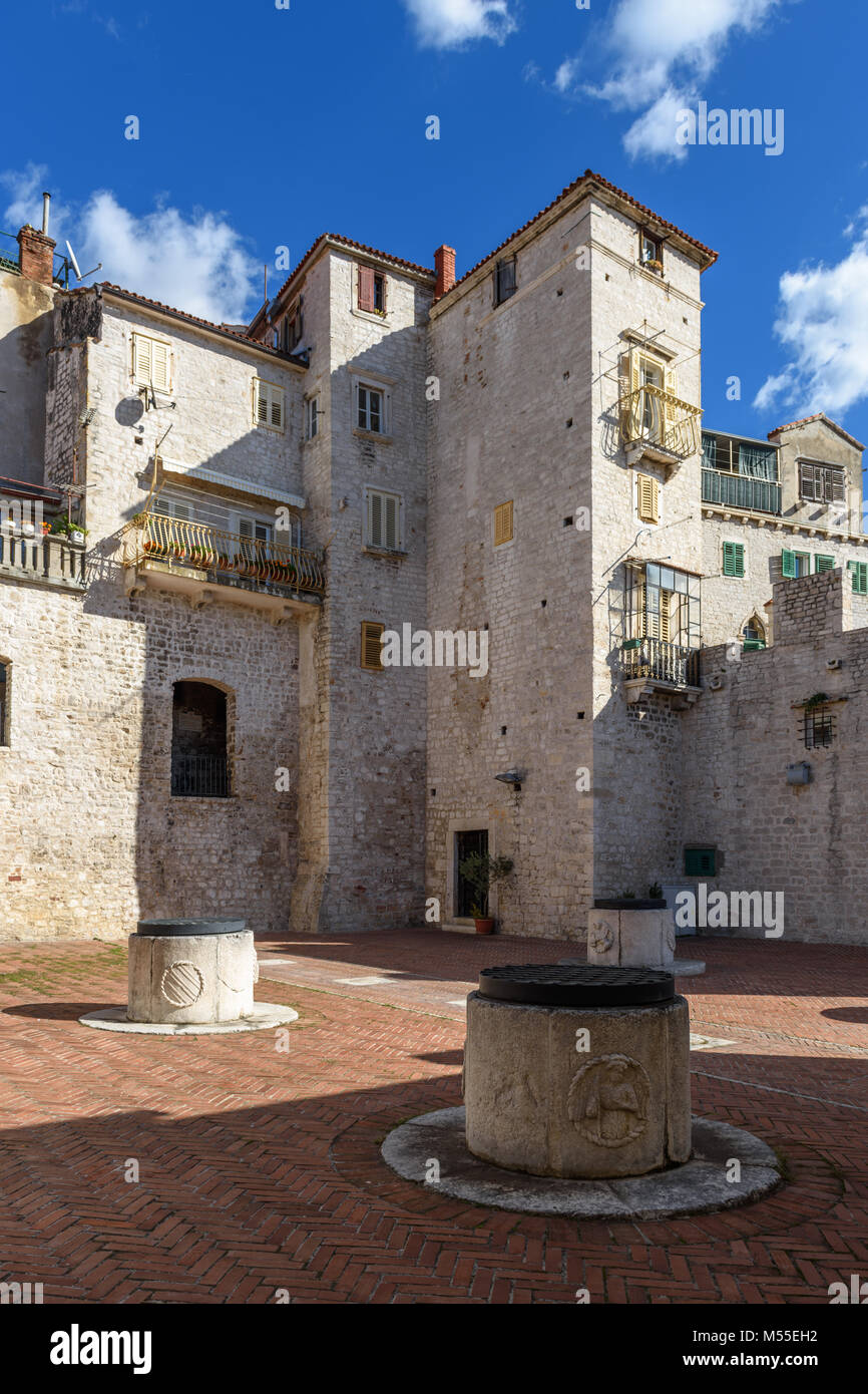 4 Brunnen, Zisterne, mittelalterlichen Wasserversorgung, Sibenik, Kroatien Stockfoto