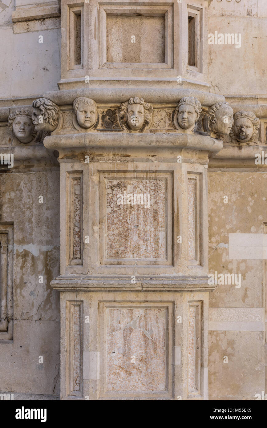 Menschliche Köpfe von unbekannten Personen, die Kathedrale von St. James, Sibenik, Kroatien Stockfoto