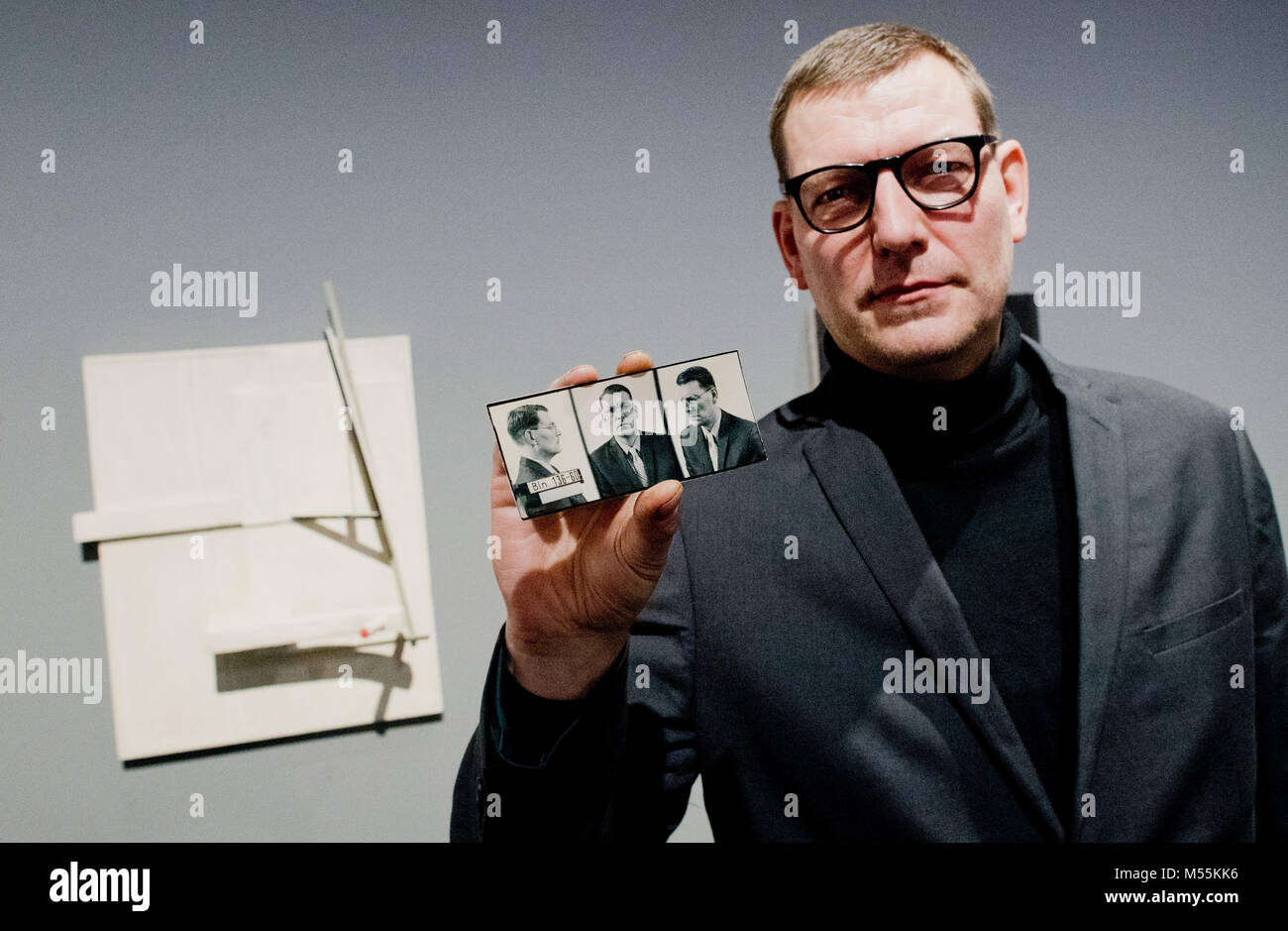 20. Februar 2018, Deutschland, Hannover: Der Künstler Dirk Dietrich Hennig - auch als Schwitters Fälscher C.G. bekannt Rudolf (1912-2012) - steht vor einem Schwitter forgerie in der Ausstellung 'Fake Nachrichten - Original + Faeschung + 30 Spitzwimpel" (Lit. Gefälschte Nachrichten - Original + Fälschung + Kopie) im Sprengel Museum. Arbeitet als Fälschungen vorgestellt werden. Foto: Julian Stratenschulte/dpa Stockfoto