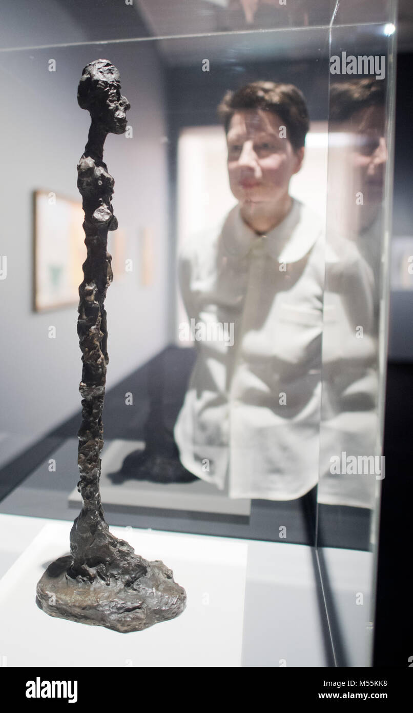 20. Februar 2018, Deutschland, Hannover: Carina Plath, Kuratorin für Malerei und Skulptur, steht hinter einer Replik eines Giacometti Skulptur an der Ausstellung "gefälschte Nachrichten - Original + Faeschung + 30 Spitzwimpel" (Lit. Gefälschte Nachrichten - Original + Fälschung + Kopie) im Sprengel Museum. Arbeitet als Fälschungen vorgestellt werden. Foto: Julian Stratenschulte/dpa Stockfoto