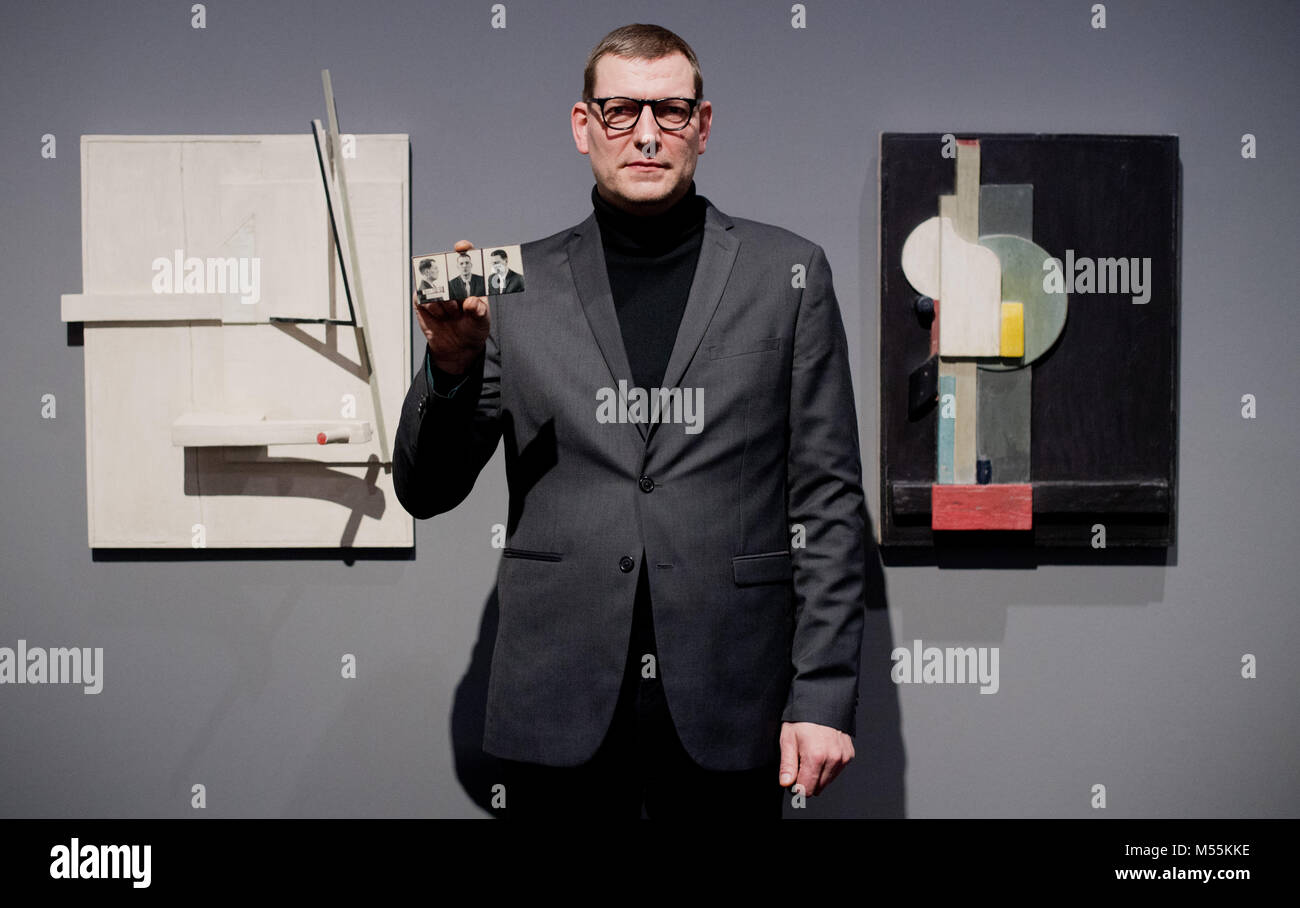 20. Februar 2018, Deutschland, Hannover: Der Künstler Dirk Dietrich Hennig - auch als Schwitters Fälscher C.G. bekannt Rudolf (1912-2012) - steht vor einem Schwitter forgerie in der Ausstellung 'Fake Nachrichten - Original + Faeschung + 30 Spitzwimpel" (Lit. Gefälschte Nachrichten - Original + Fälschung + Kopie) im Sprengel Museum. Arbeitet als Fälschungen vorgestellt werden. Foto: Julian Stratenschulte/dpa Stockfoto