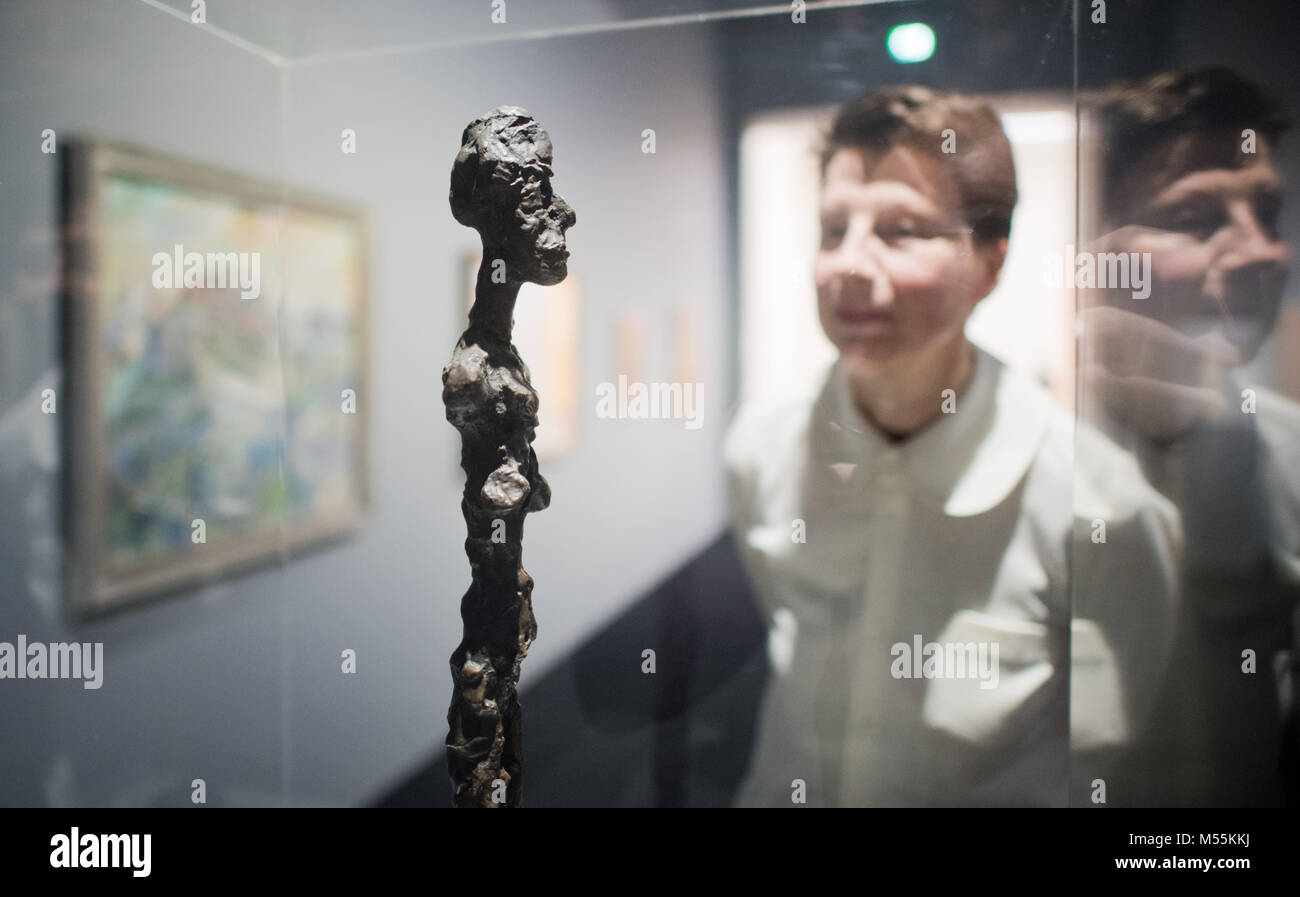 20. Februar 2018, Deutschland, Hannover: Carina Plath, Kuratorin für Malerei und Skulptur, steht hinter einer Replik eines Giacometti Skulptur an der Ausstellung "gefälschte Nachrichten - Original + Faeschung + 30 Spitzwimpel" (Lit. Gefälschte Nachrichten - Original + Fälschung + Kopie) im Sprengel Museum. Arbeitet als Fälschungen vorgestellt werden. Foto: Julian Stratenschulte/dpa Stockfoto