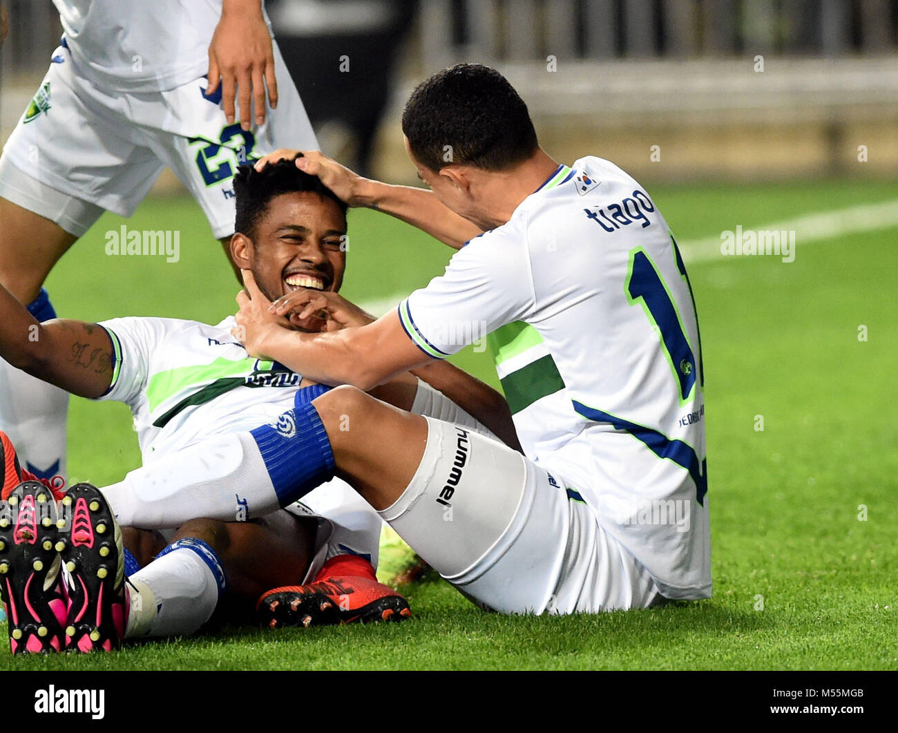 Hongkong, China. 20 Feb, 2018. Jeonbuk Motoren' Adriano (L) feiert Zählen mit seinem Teamkollegen Tiago Alves während der AFC Champions League Gruppe E Übereinstimmung zwischen Jeonbuk Motoren von Südkorea und Hong Kong Kitchee von China in Hong Kong, South China, Februar 20, 2018. Jeonbuk Motoren gewann 6-0. Quelle: Lo Ping Fai/Xinhua/Alamy leben Nachrichten Stockfoto