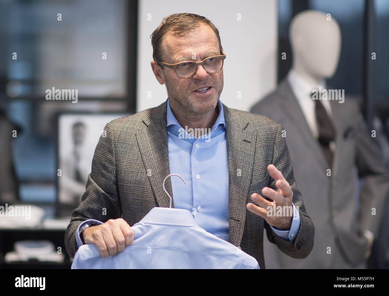 Februar 18 Deutschland Bietigheim Bissingen Mark Bezner Ceo Der T Shirt Hersteller Olymp Deutete In Einem Showroom Des Unternehmens In Einem Interview Mit Der Deutschen Presseagentur Dpa Das T Shirt Hersteller Olymp Plant Seine