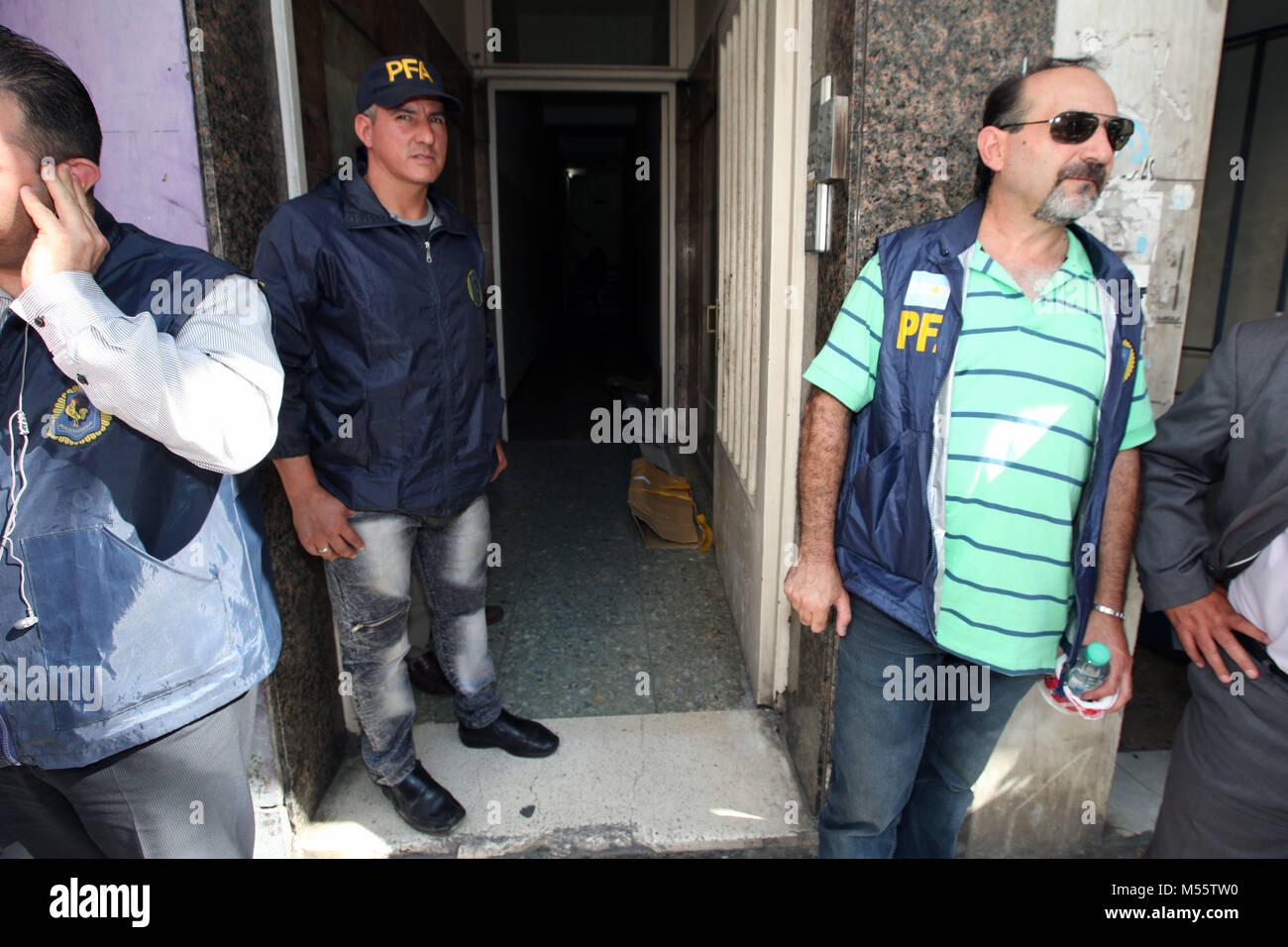 Buenos Aires, Buenos Aires, Argentinien. 20 Feb, 2018. Polizei überfiel Apartment mit 217 Schlangen auf einmal Nachbarschaft. Im Ort war eine heimliche Zucht von exotischen Schlangen installiert. Sie fanden Boas, Pythons und eine Vielzahl von giftigen Schlangen und Eier. Eine Person wurde festgehalten, die von der Abteilung für Verbrechen gegen die Umwelt Der Fedeal Polizei. Credit: Claudio Santisteban/ZUMA Draht/Alamy leben Nachrichten Stockfoto