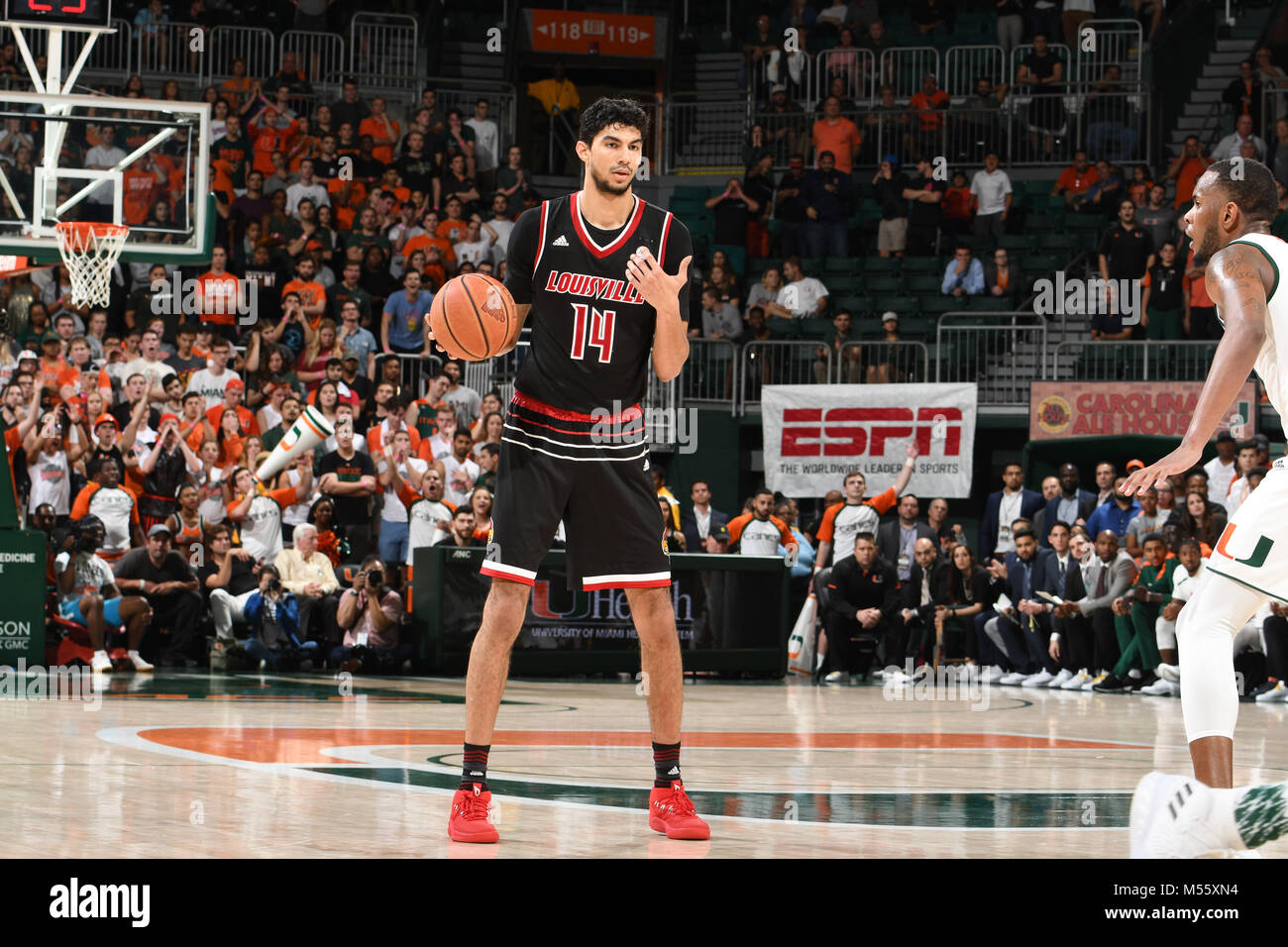 Coral Gables, Florida, USA. 24 Jan, 2018. Anas Mahmoud #14 von Louisville in Aktion während der NCAA Basketball Spiel zwischen dem Miami Hurrikane und die Louisville Kardinäle in Coral Gables, Florida. Die 'Canes besiegt die Kardinäle 78-75. Credit: Csm/Alamy leben Nachrichten Stockfoto