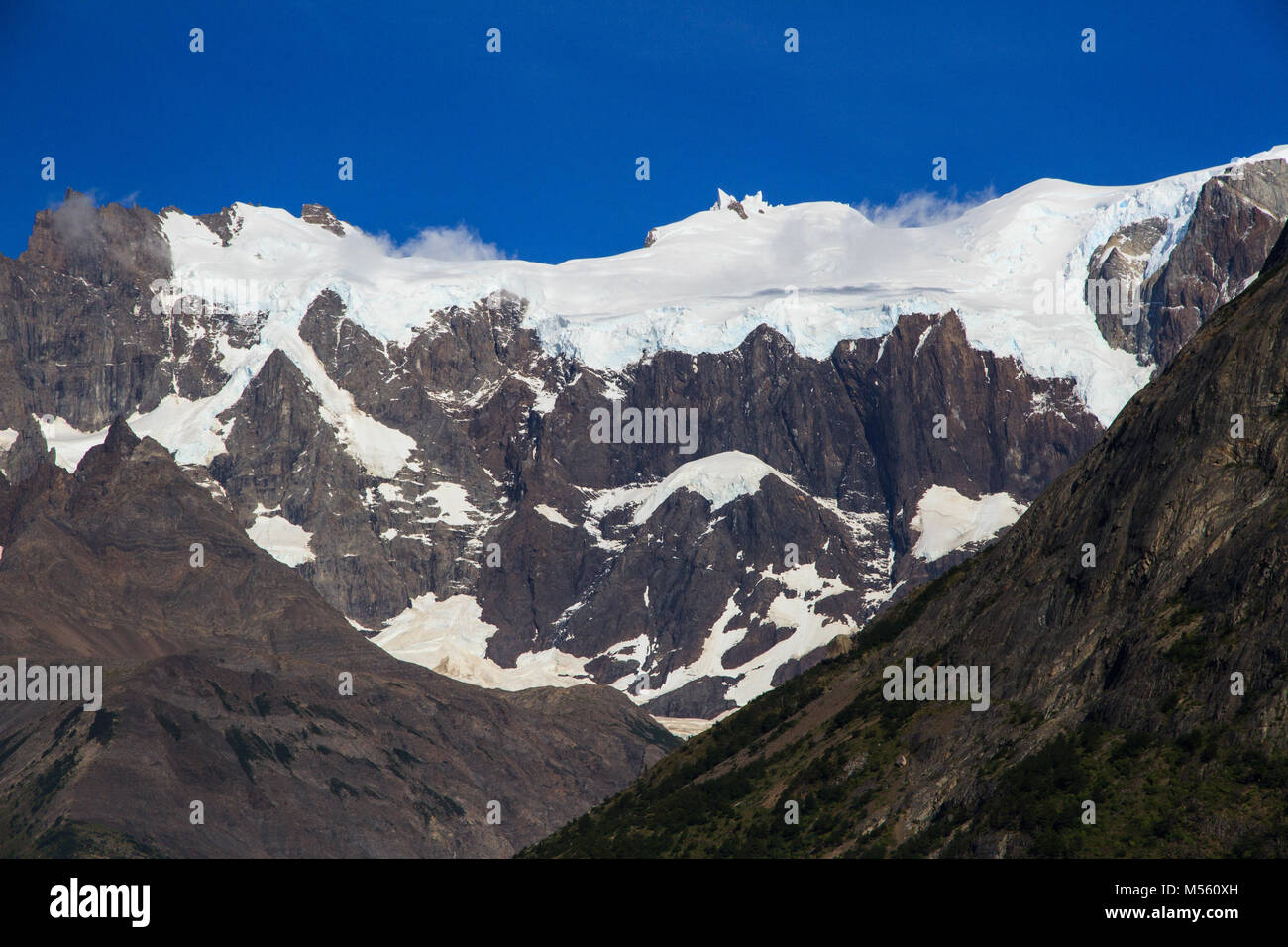 Einen hängenden Gletscher auf der Oberseite des zerklüfteten Granit ridge Line des Gebirges, im Torres del Paine Nationalpark in Patagonien Stockfoto