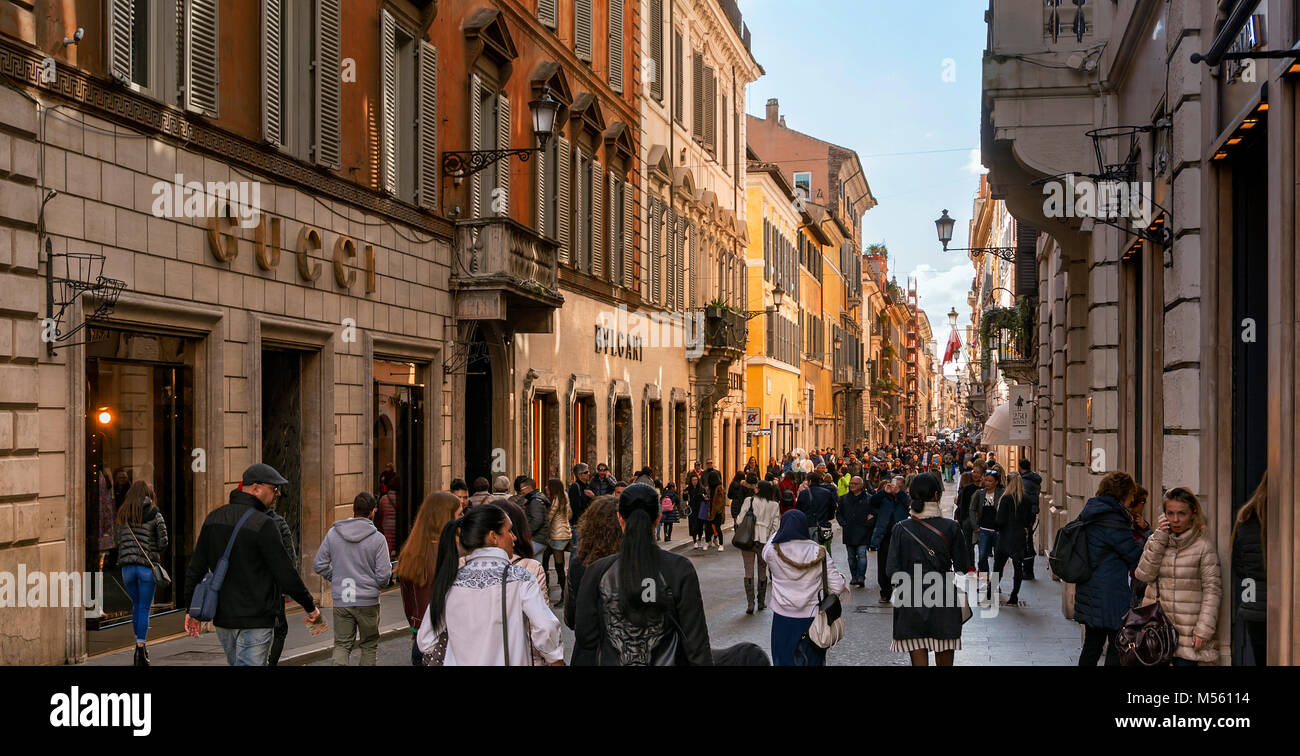 Rom, Italien, Februar 2017: Menschen zu Fuß entlang der eleganten Einkaufsstraße Via Condotti in Rom, Italien Stockfoto