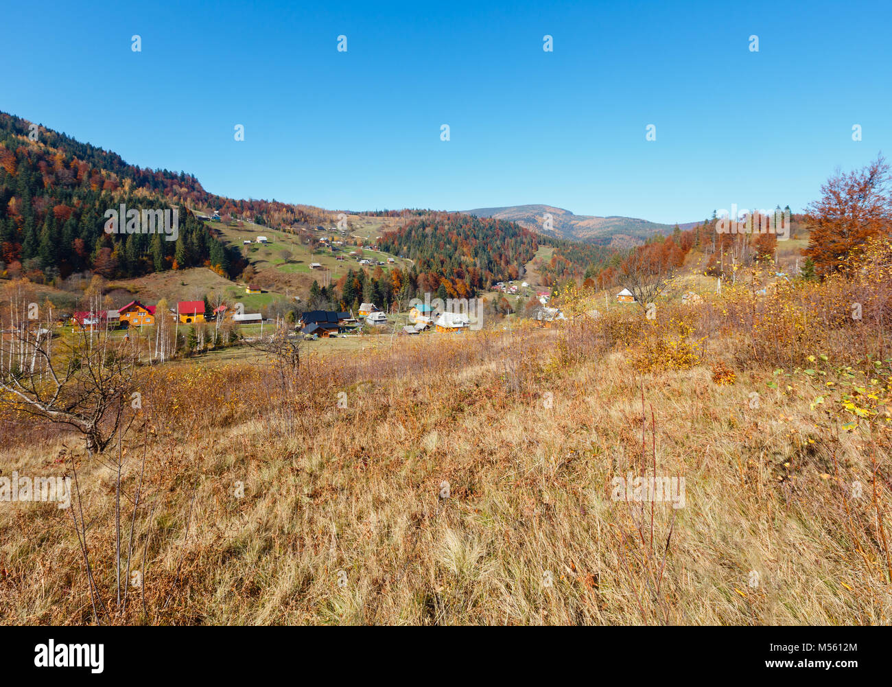 Herbst karpatischen Dorf (Ukraine). Stockfoto