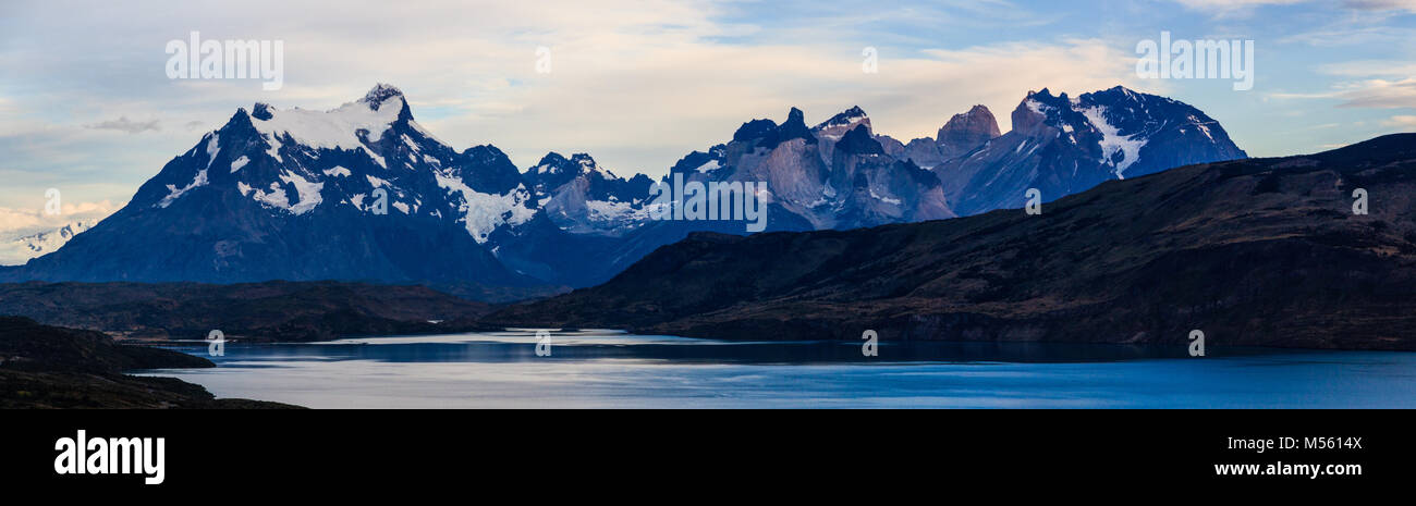 Einen Panoramablick über den Lago Pehoe im Torres del Paine Nationalpark. Mit Blick auf die Cordillera Paine Stockfoto