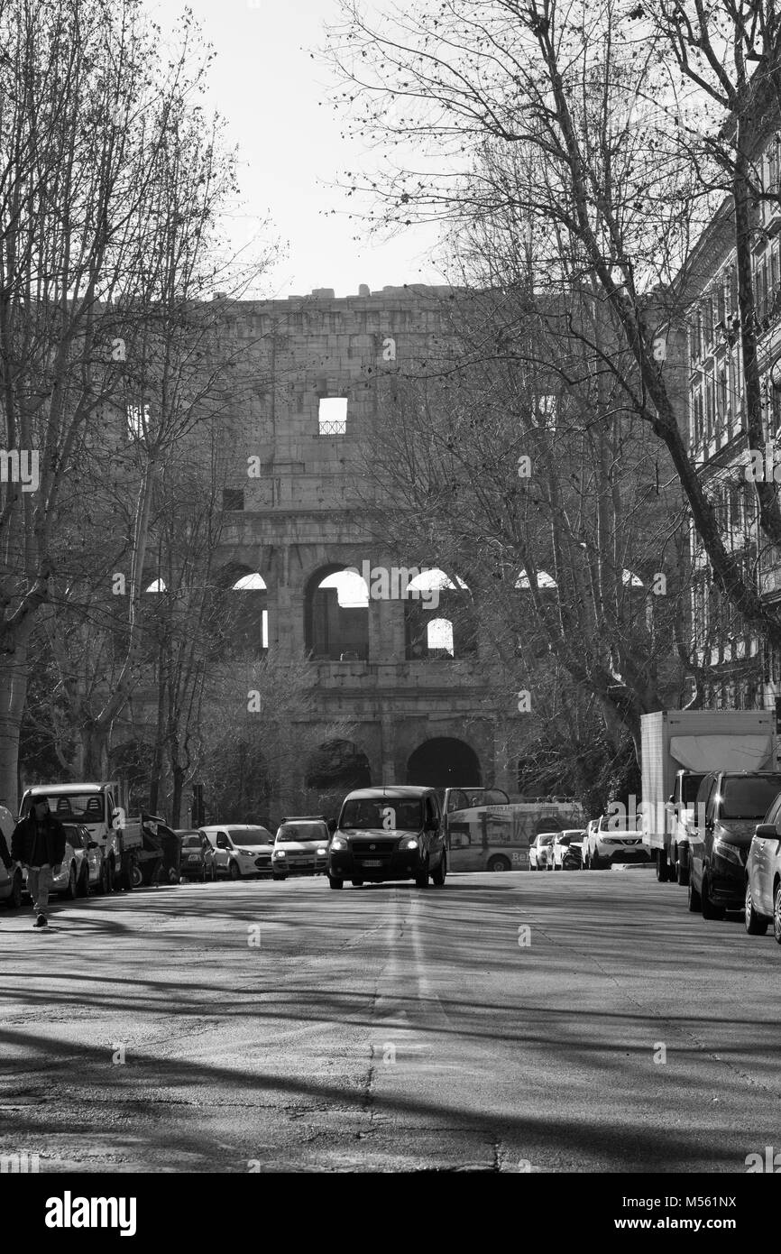 Street Scene der Verkehr und die Leute über Ihren regulären Geschäft mit dem Kolosseum hinter, Monochrom. Rom, Italien. Stockfoto