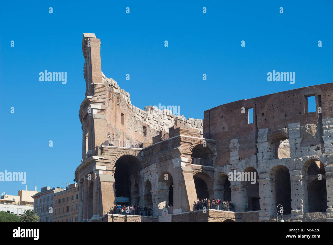 Teil des Kolosseums voller Touristen im Inneren Erkundung auf warmen sonnigen Tag. Rom, Italien. Stockfoto