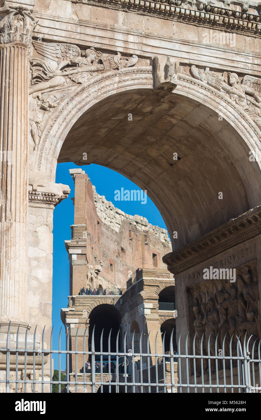Das Kolosseum durch den Konstantinsbogen, gegen den klaren blauen Himmel. Rom, Italien. Stockfoto