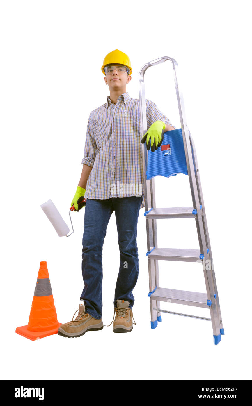 Junge männliche Dekorateur malen mit einem Farbroller kletterte eine Leiter auf weißem Hintergrund. Stockfoto