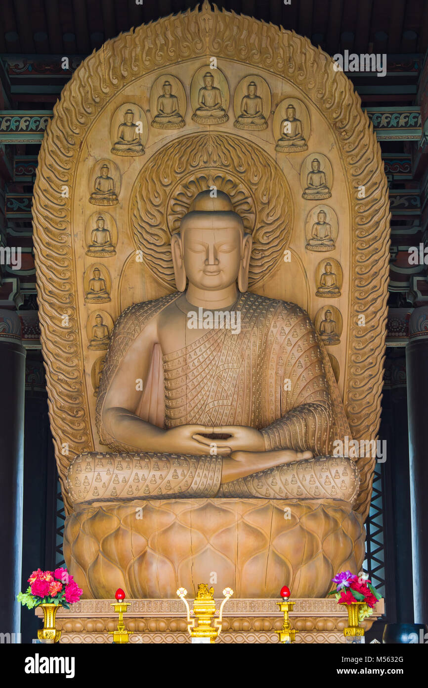 Buddha Skulpturen aus Holz Stockfoto