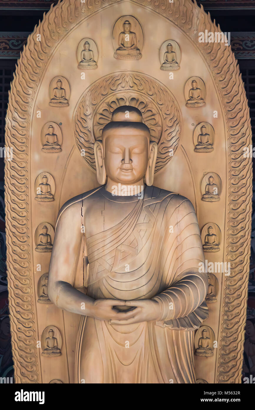 Buddha Skulpturen aus Holz Stockfoto