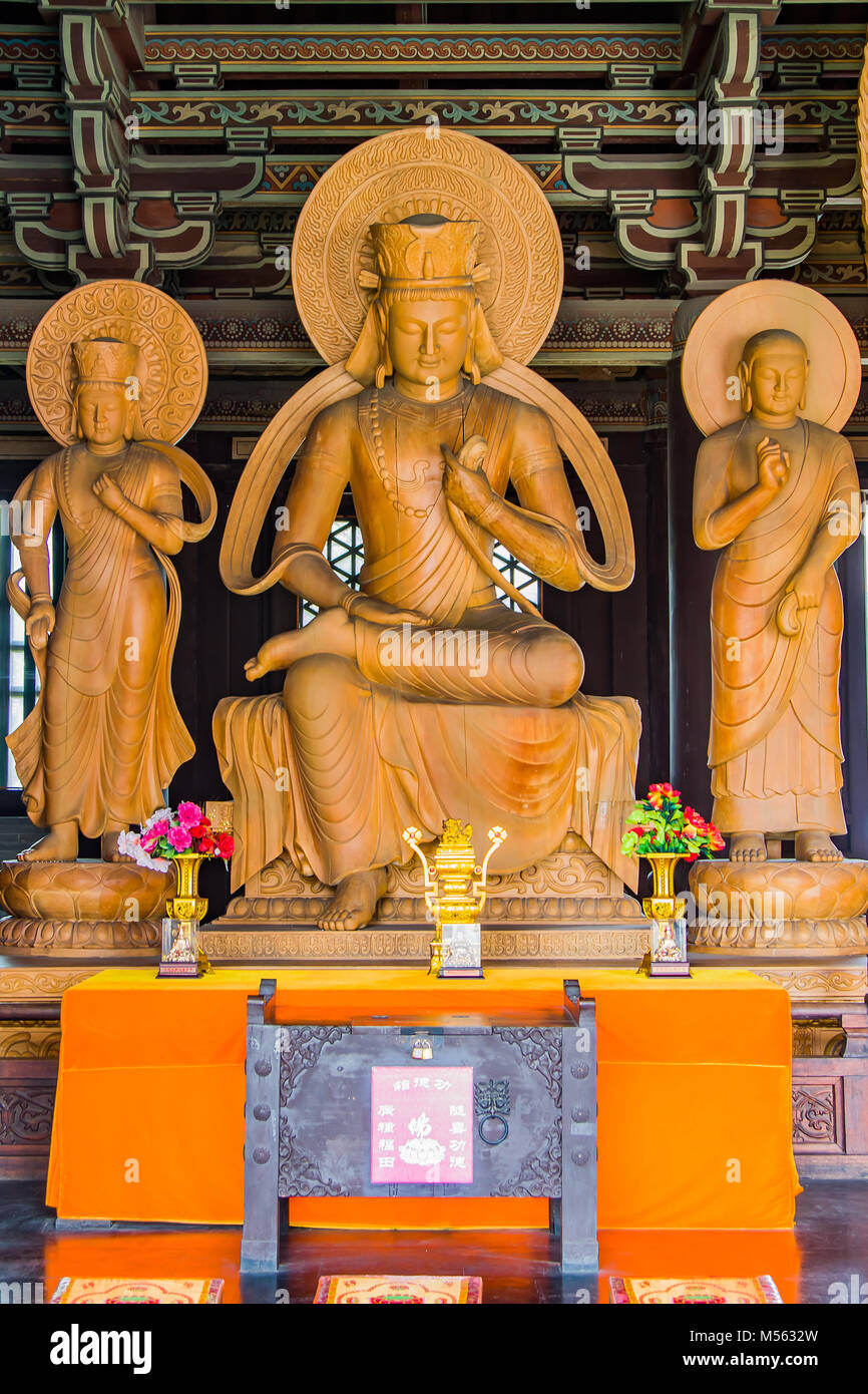 Buddha Skulpturen aus Holz Stockfoto