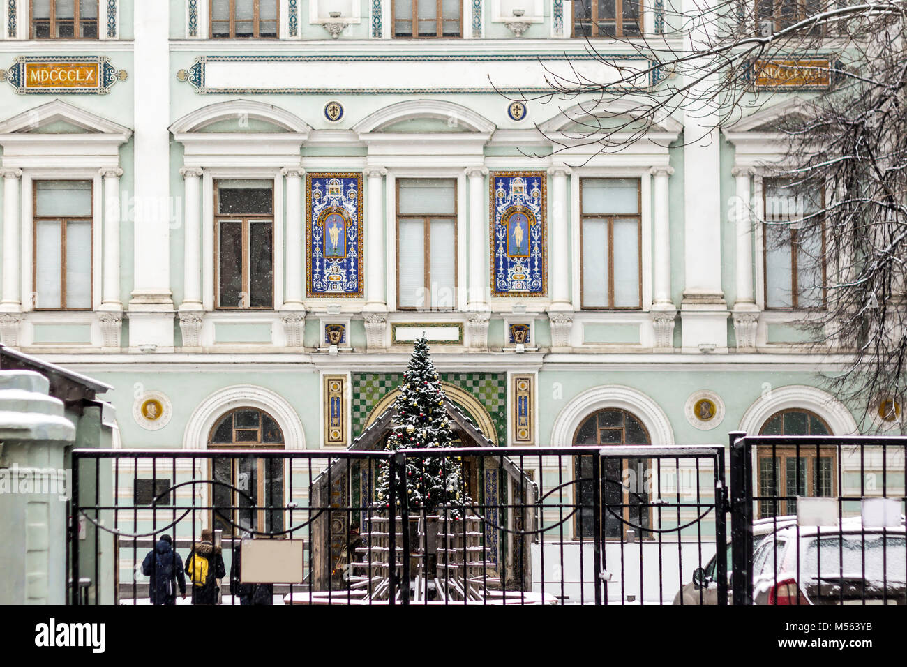 Die Fassade des Gebäudes, in dem die Moskauer Architektur Instituts befindet. Ein gutes Foto für den Standort über Architektur, Jahreszeiten, Wetter, Reisen. Stockfoto