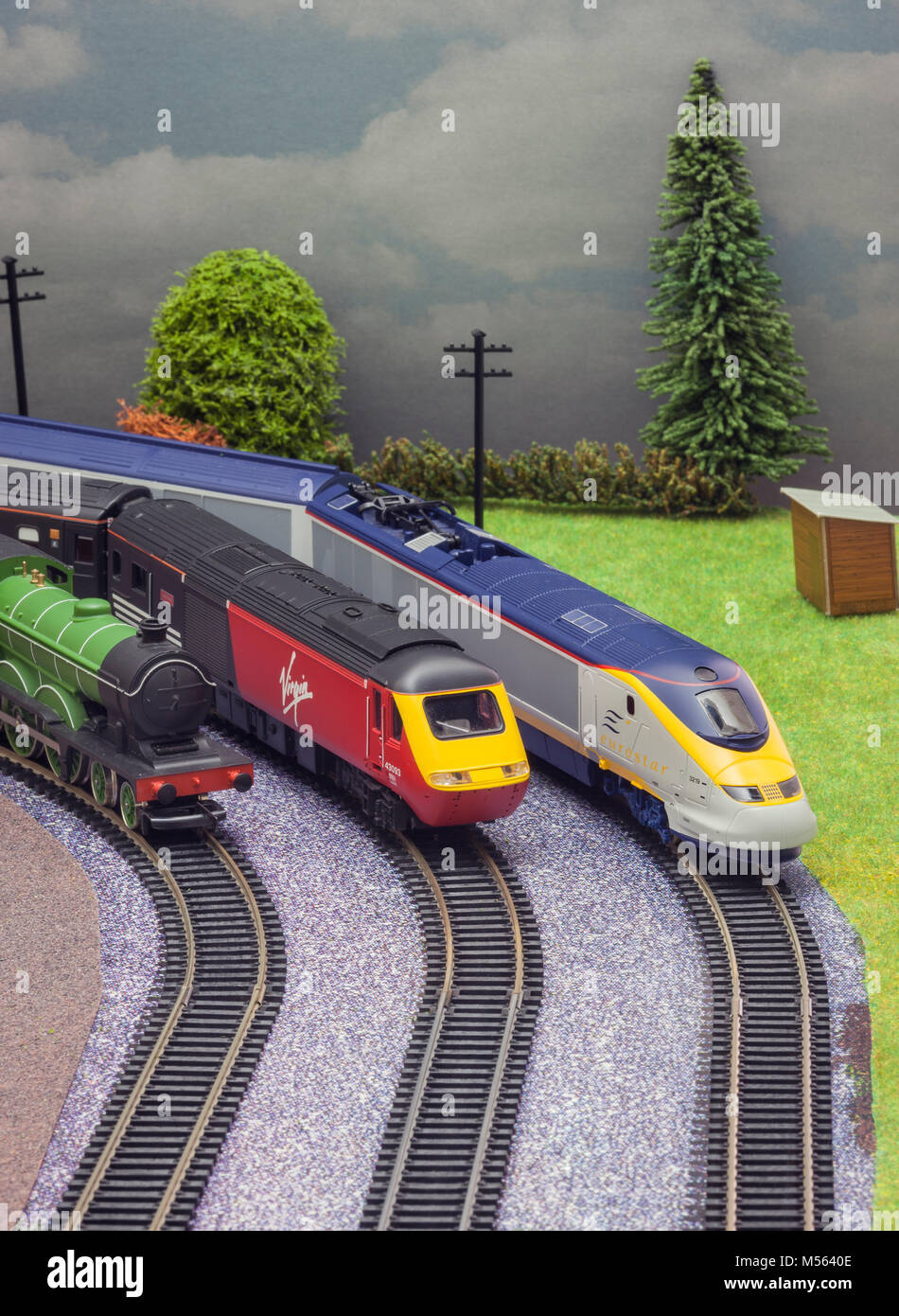 Modell Spielzeugeisenbahn mit drei Züge. Stockfoto