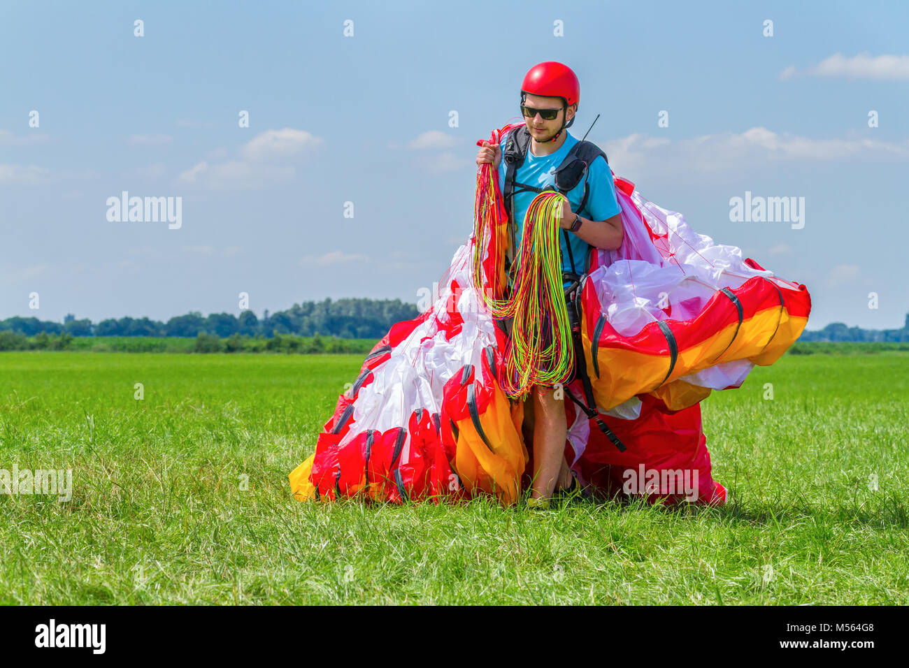 Gleitschirm die Matratze Flyer in der Wiese Stockfoto