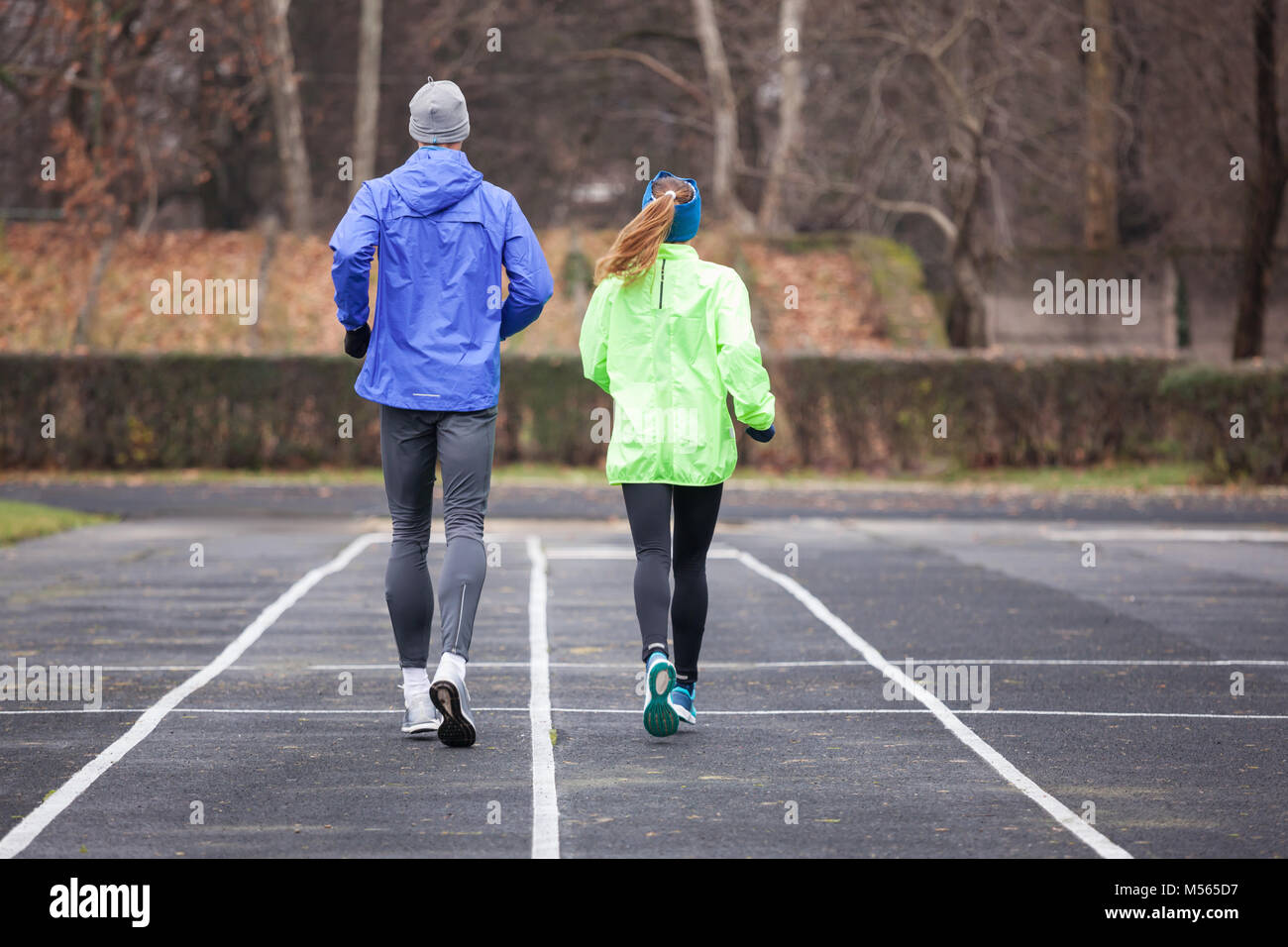 Voller länge Schuß von hinten von einem jungen Paar, dass im Freien. Stockfoto