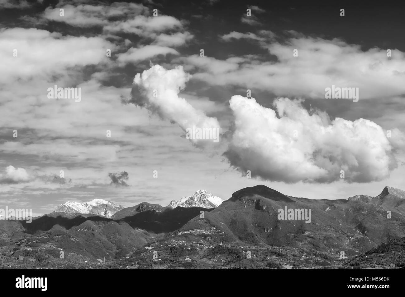 Schwarze und weiße Blick auf die Apuanischen Alpen von Viareggio, Lucca, Toskana, Italien Stockfoto