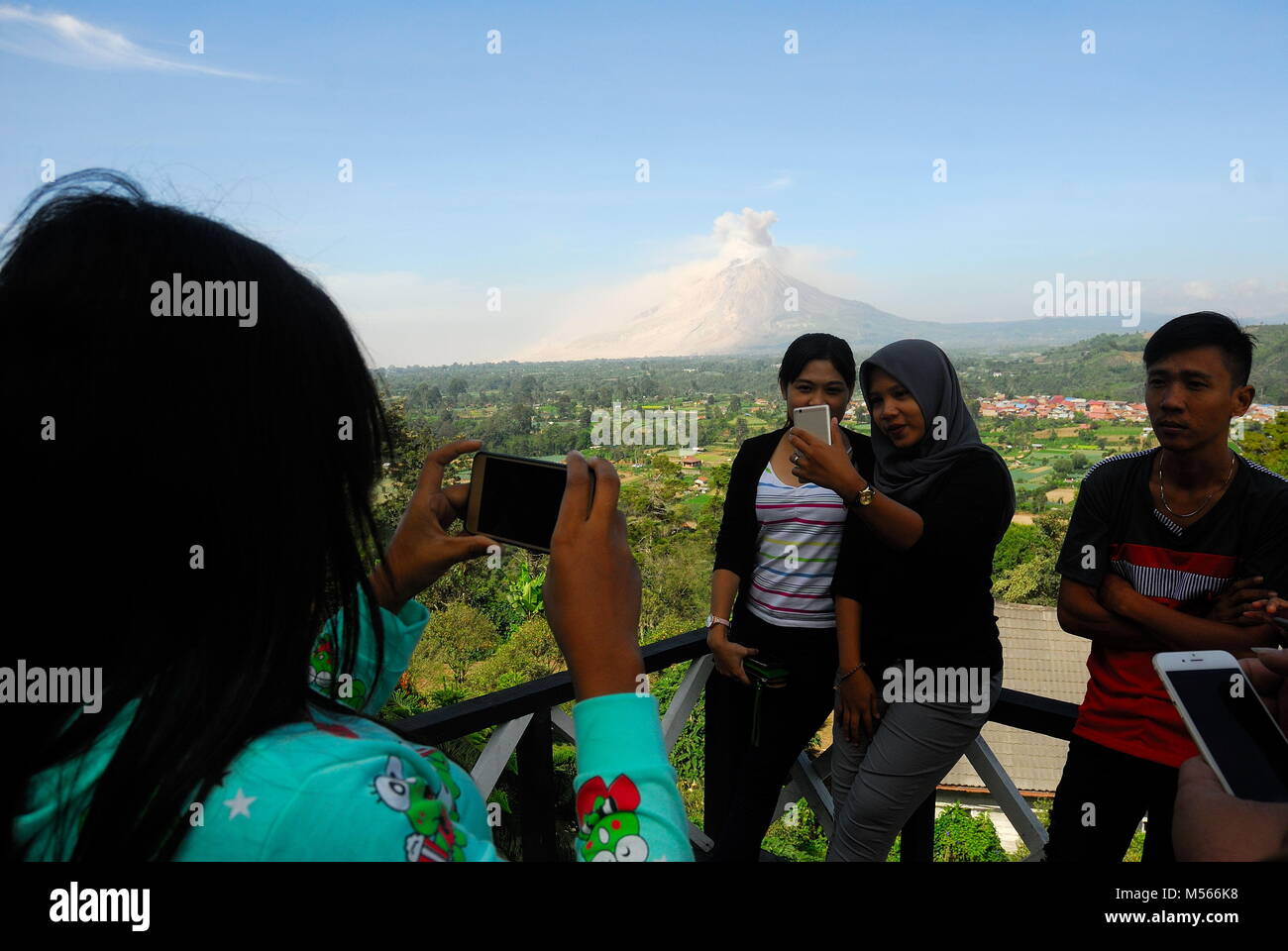 Indonesien. 20 Feb, 2018. Ein Besucher unter Foto von Gundaling Hill, Berastagi während Mount Sinabung mit dem ersten Ausbruch heute reagieren. Credit: Sabirin Manurung/Pacific Press/Alamy leben Nachrichten Stockfoto