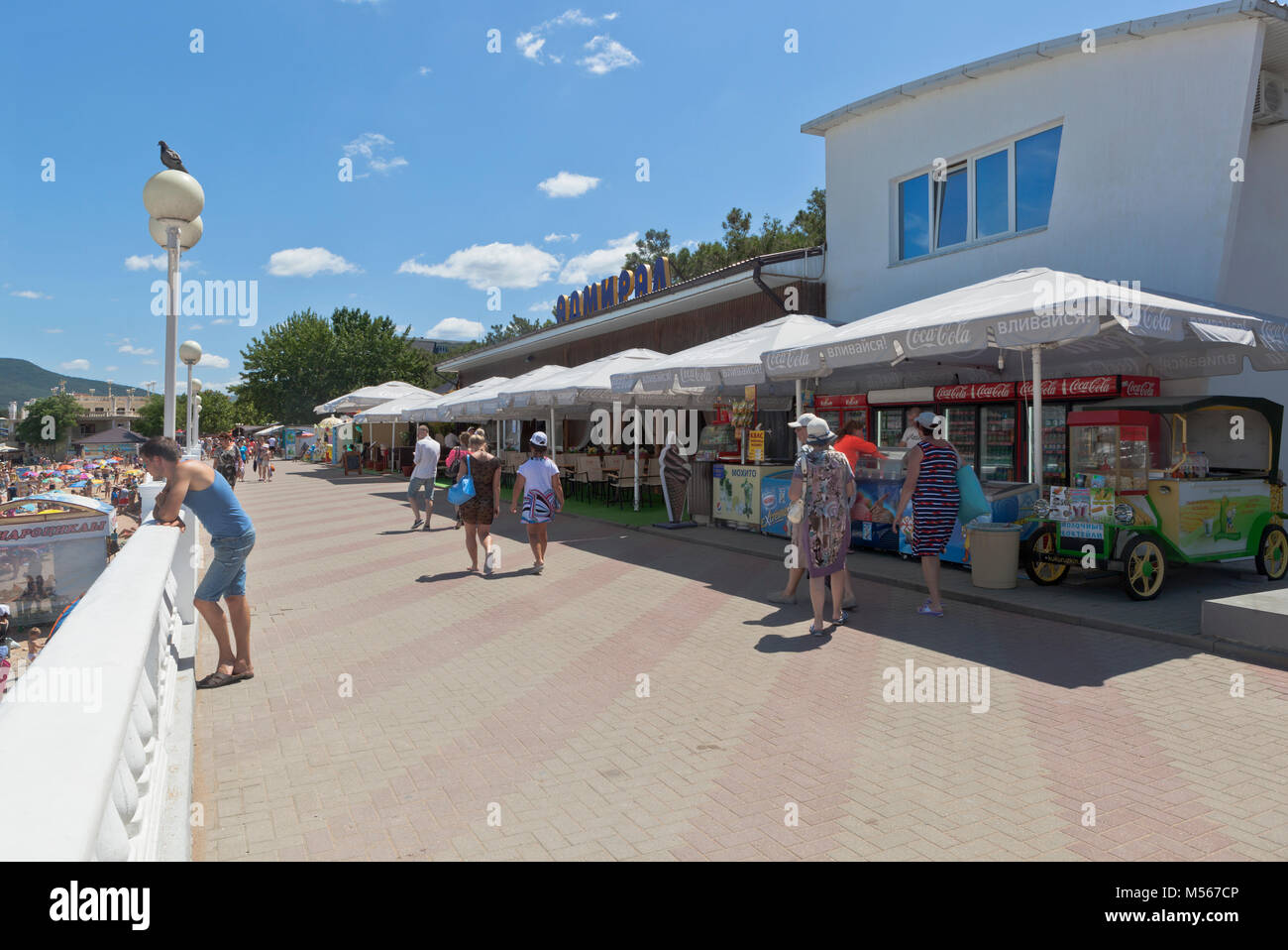 Gelendschik, die Region Krasnodar, Russland - Juli 19, 2015: Cafe 'Admiral' an der Promenade der Resort Gelendschik Stockfoto