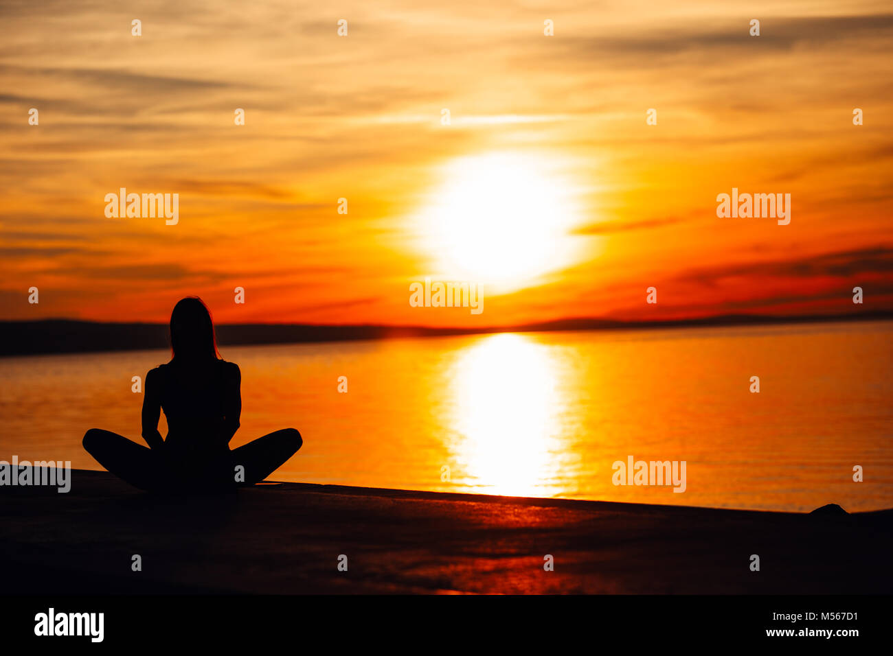 Sorglose ruhe Frau meditieren in der Natur. Finden des inneren Friedens Yoga Praxis Spirituelle Heilung Lifestyle. Genießen Sie Frieden, Anti-Stress-Therapie, Achtsamkeit Stockfoto