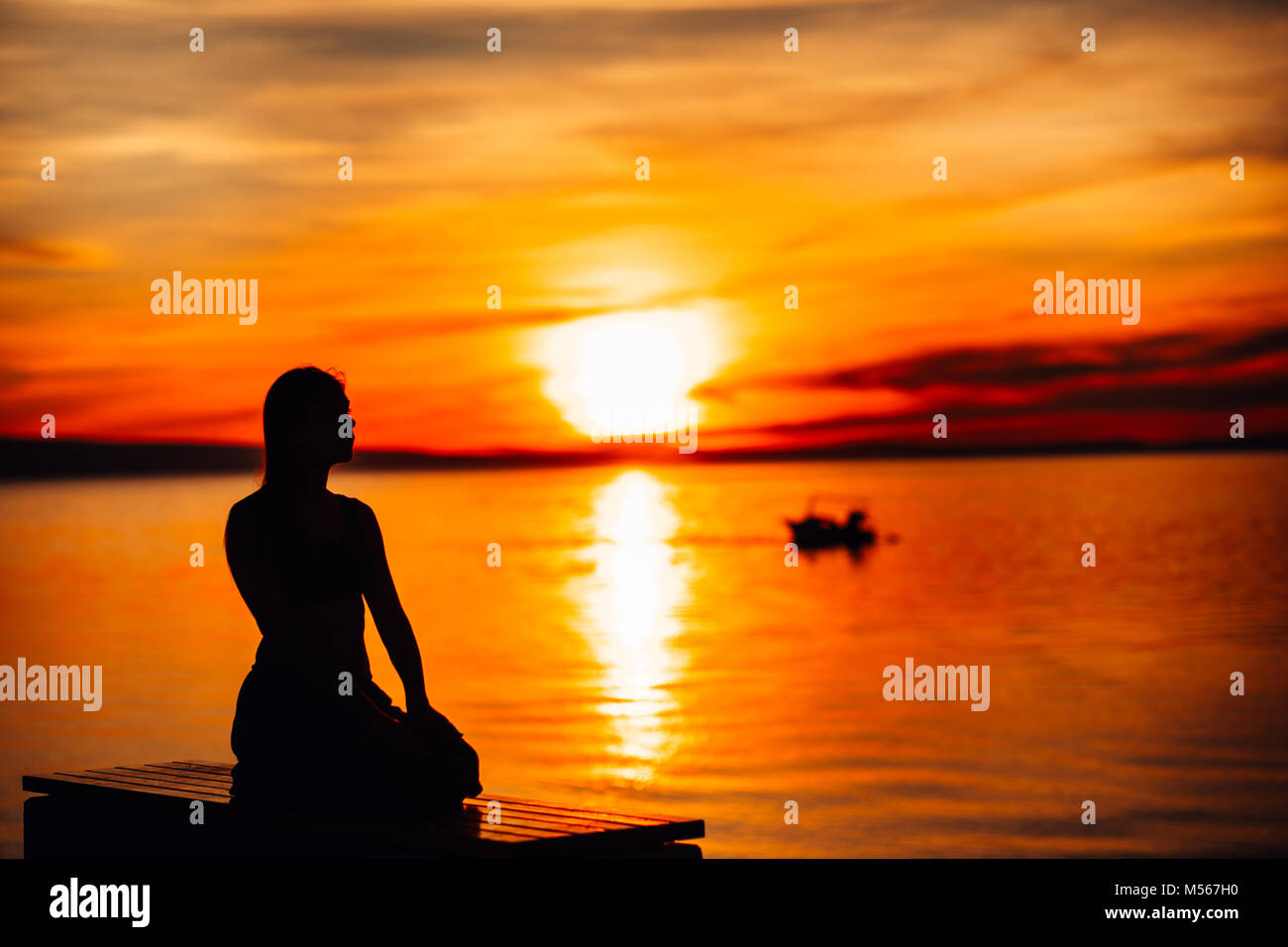Sorglose ruhe Frau meditieren in der Natur. Finden des inneren Friedens Yoga Praxis Spirituelle Heilung Lifestyle. Genießen Sie Frieden, Anti-Stress-Therapie, Achtsamkeit Stockfoto