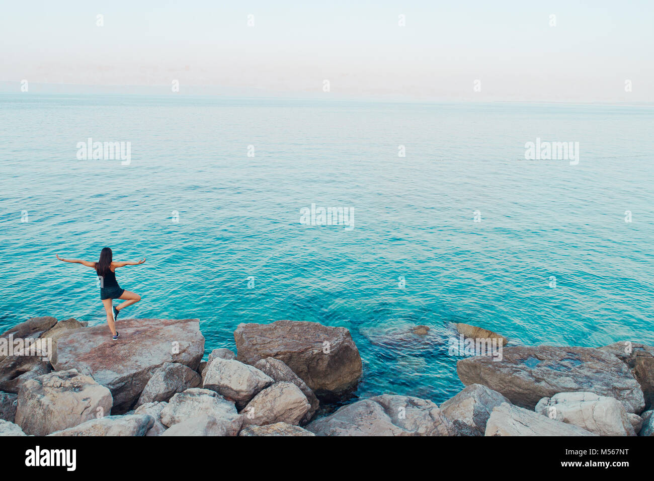 Sorglos Frau meditieren in der Natur. Finden des inneren Friedens Yoga Praxis Spirituelle Heilung Lifestyle. Genießen Sie Frieden, Anti-Stress-Therapie, Achtsamkeit medit Stockfoto