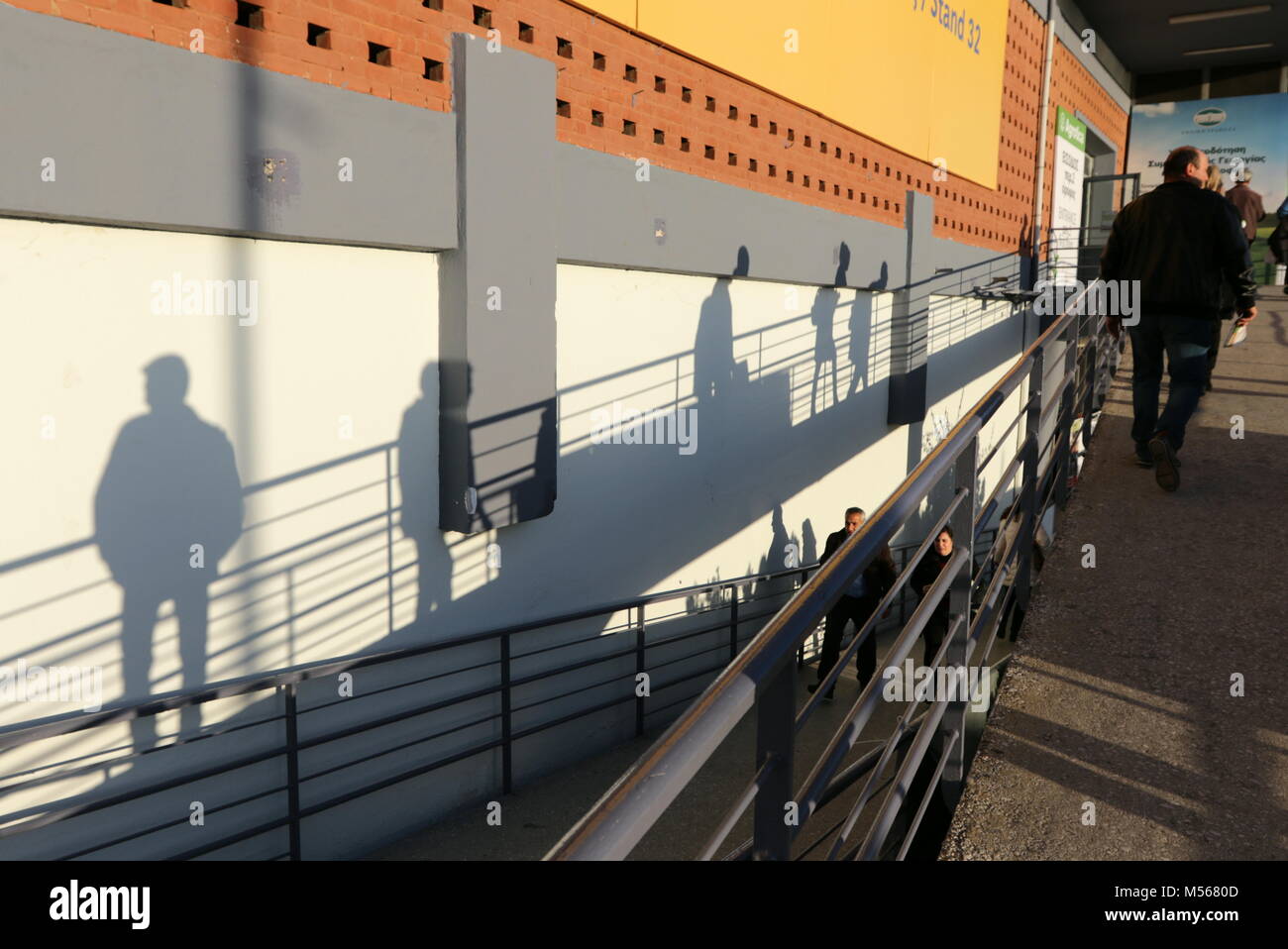 Schatten von Menschen zu Fuß die Treppe rump während einer Messe in der nordgriechischen Hafenstadt Thessaloniki. Stockfoto