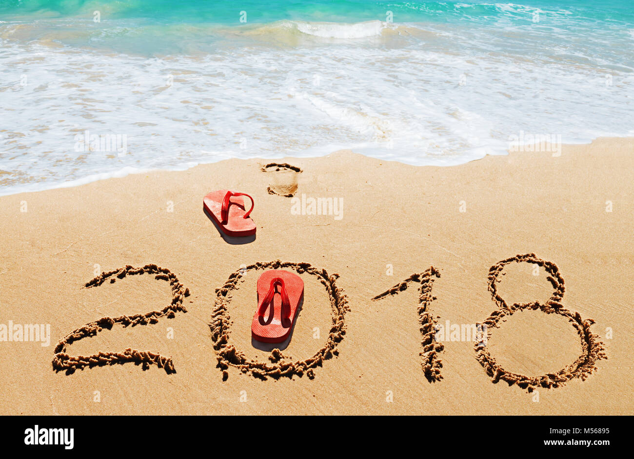 Rote Flip Flops und Ziffern 2018 am Strand Stockfoto