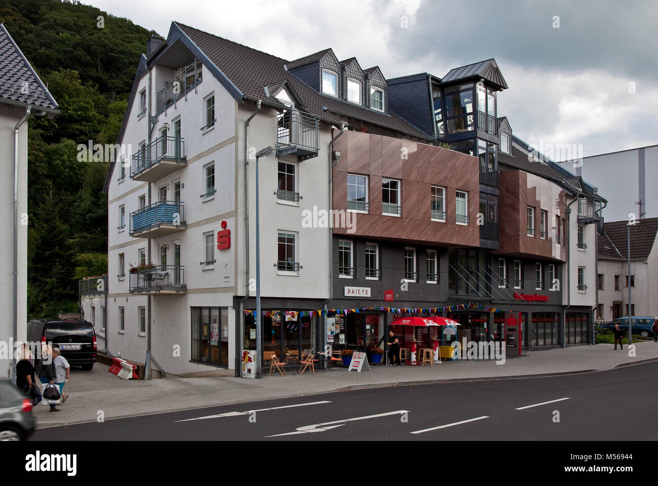 Bad Münstereifel Wohn-und Geschäftshaus Bau mit vielen Attributen der Postmoderne 1990er Jahre des 20. Jh Stockfoto Bad Münstereifel Wohn-und Geschäftshaus Bau mit vielen Attributen der Postmoderne 1990er Jahre des 20. Jh Stockfoto