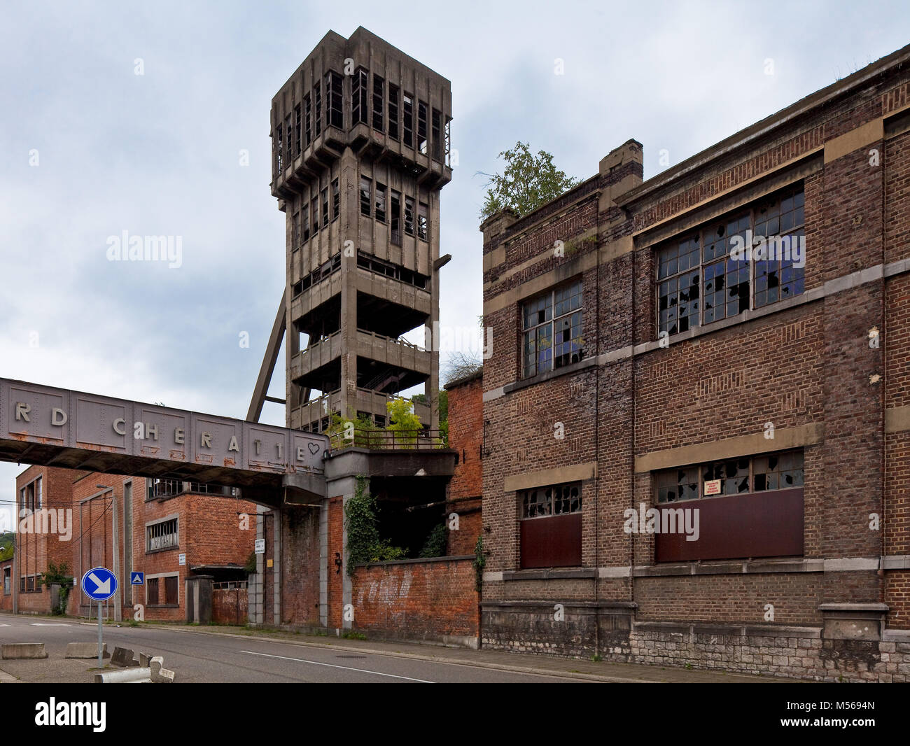 Steinkohlenzeche HASARD Cheratte, 1977 stillgelegt Förderturm 3 von 1938 und weitere Obertagebauten des 20. Jh Stockfoto Steinkohlenzeche HASARD Cheratte, 1977 stillgelegt Förderturm 3 von 1938 und weitere Obertagebauten des 20. Jh Stockfoto