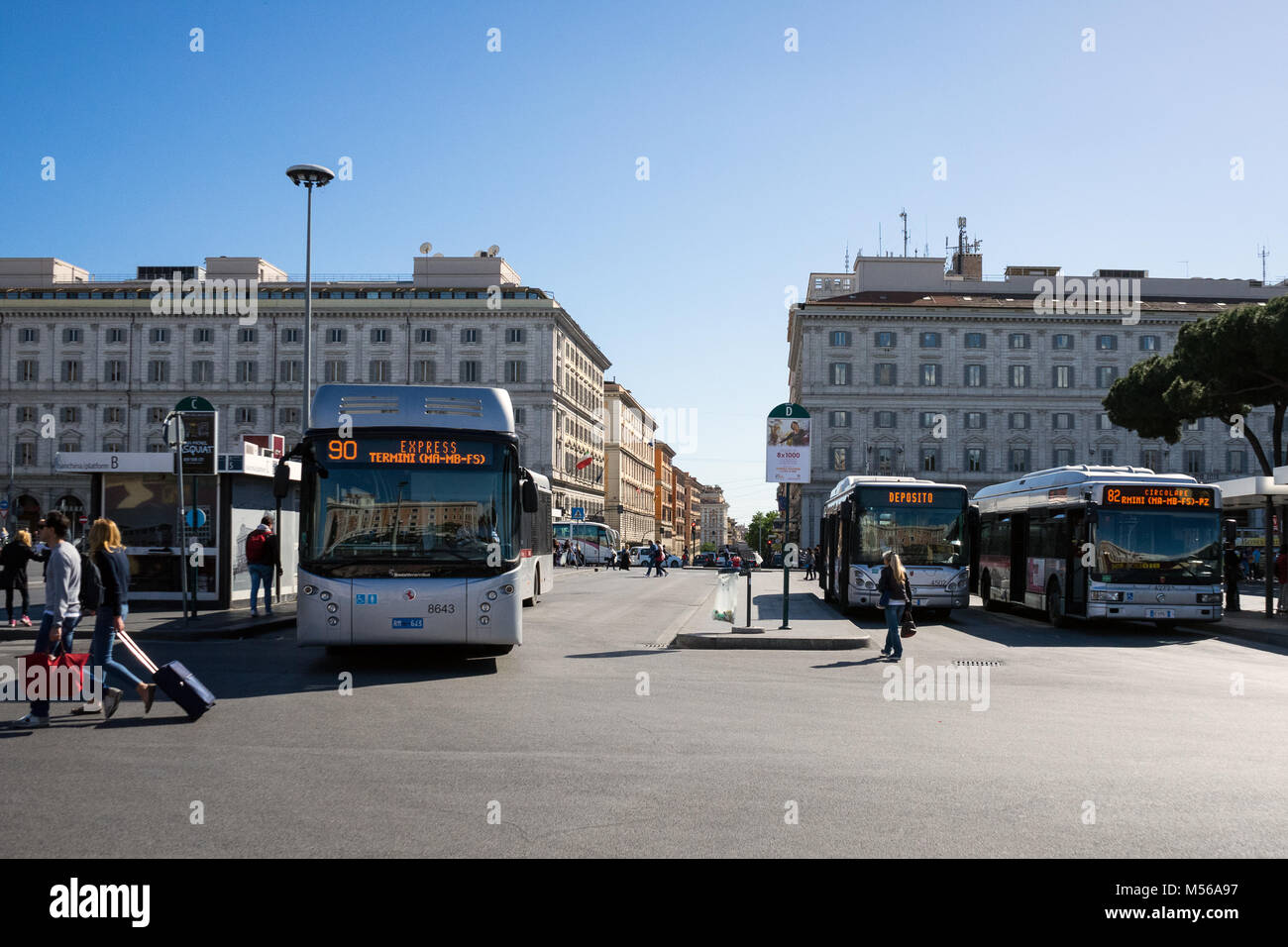 Rom, Italien: Busparkplatz und Abfahrt in Rom Termini Bahnhof Stockfoto