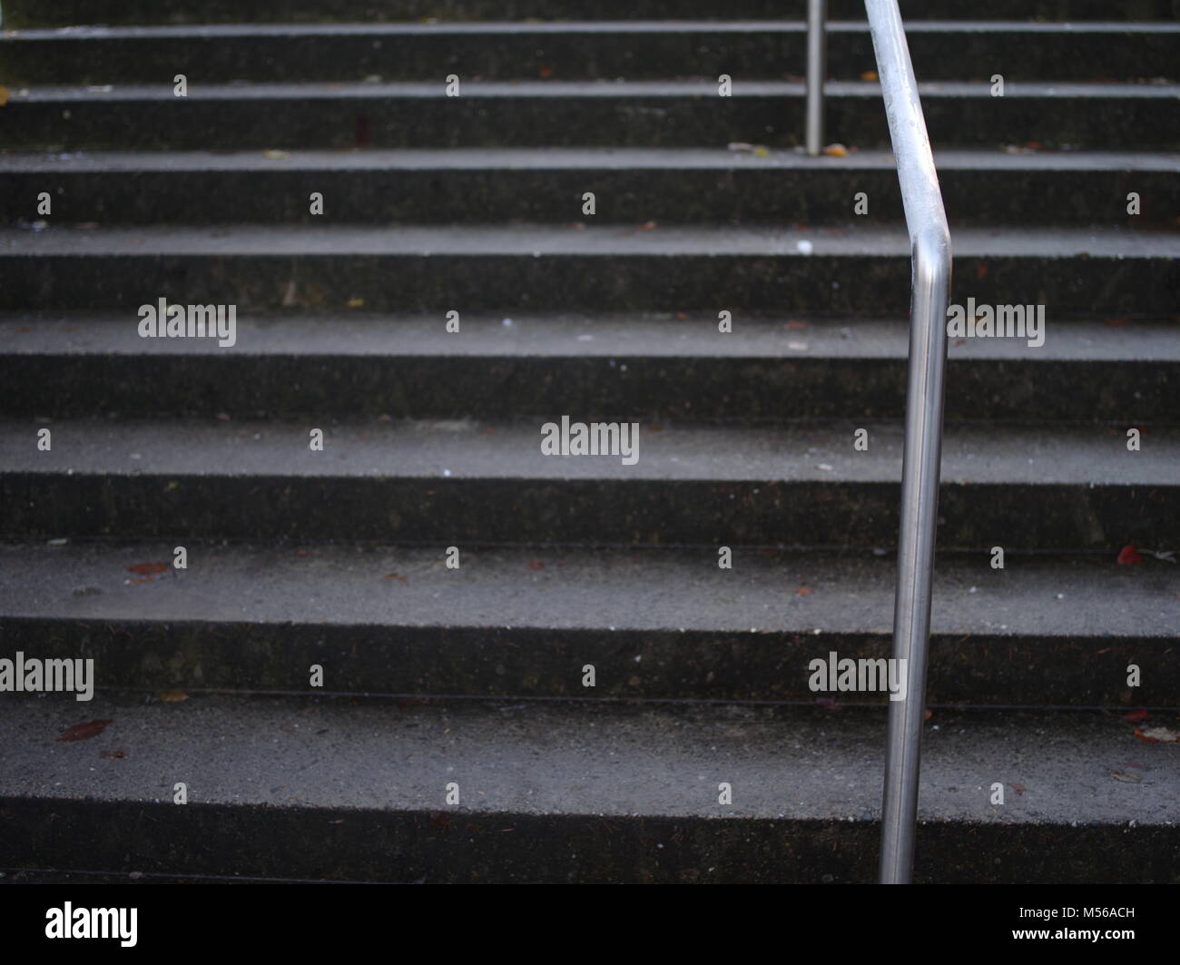 Vereiste Treppe mit Geländer aus Metall Stockfoto
