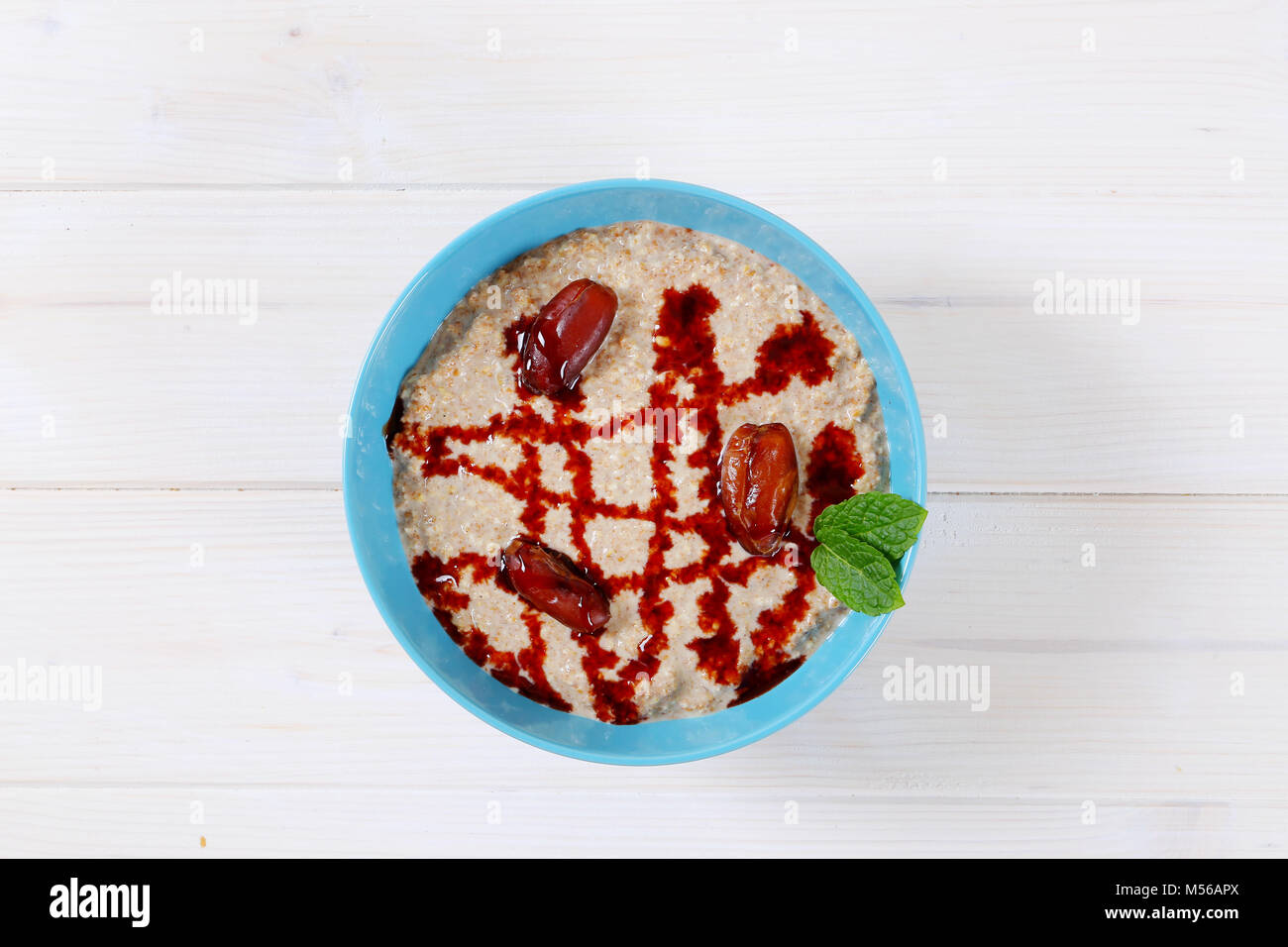 Schüssel Haferbrei Porridge mit Termine und Datum Sirup Stockfoto