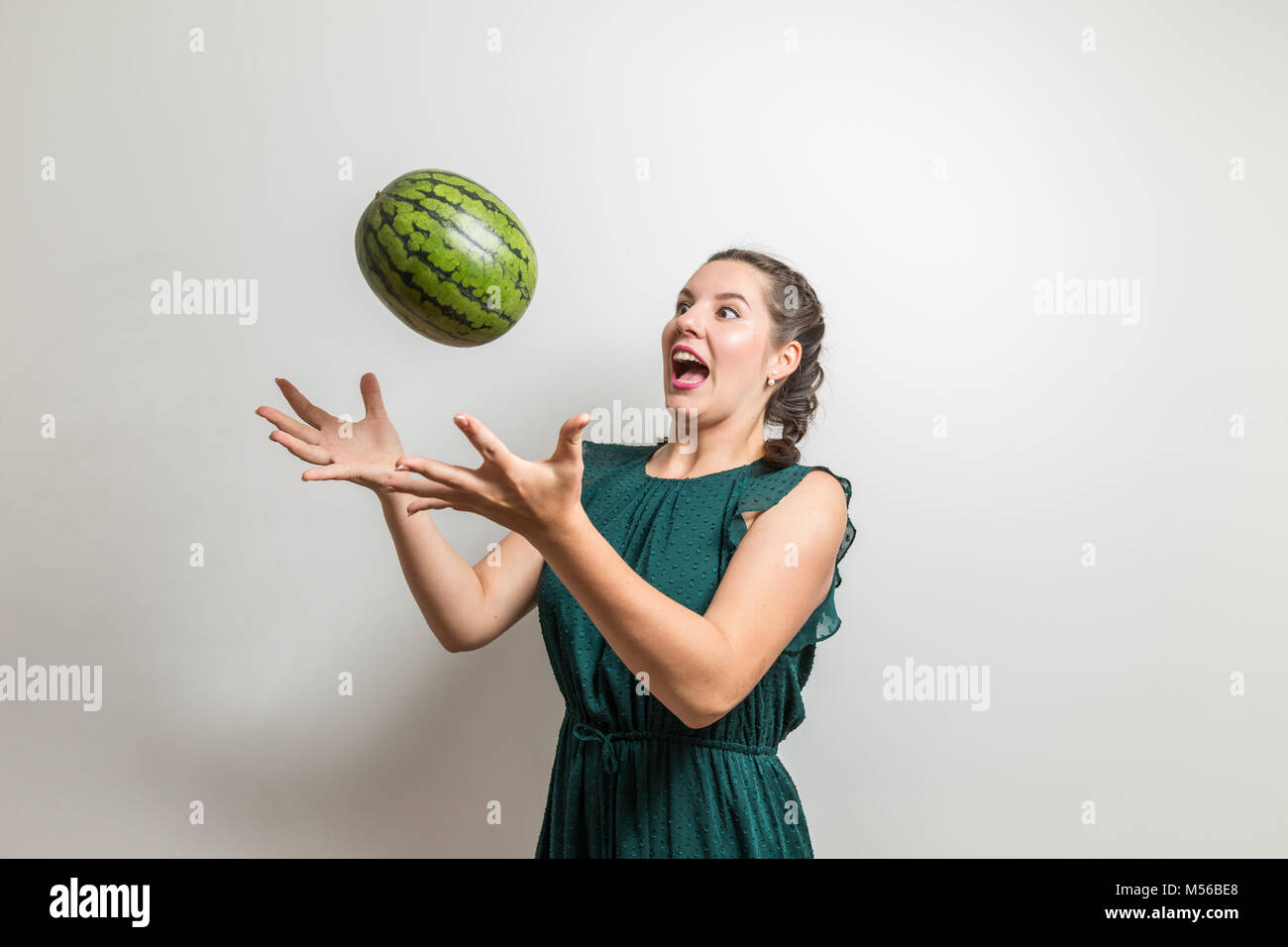 Schreien attraktive Frau Fänge Früchte Stockfoto