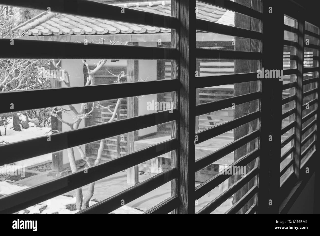 Abstrakte schwarz-weiß Bild der Architektur Interieur aus Holz Fenster blind im Kawagoe Schloss, Japan. Stockfoto