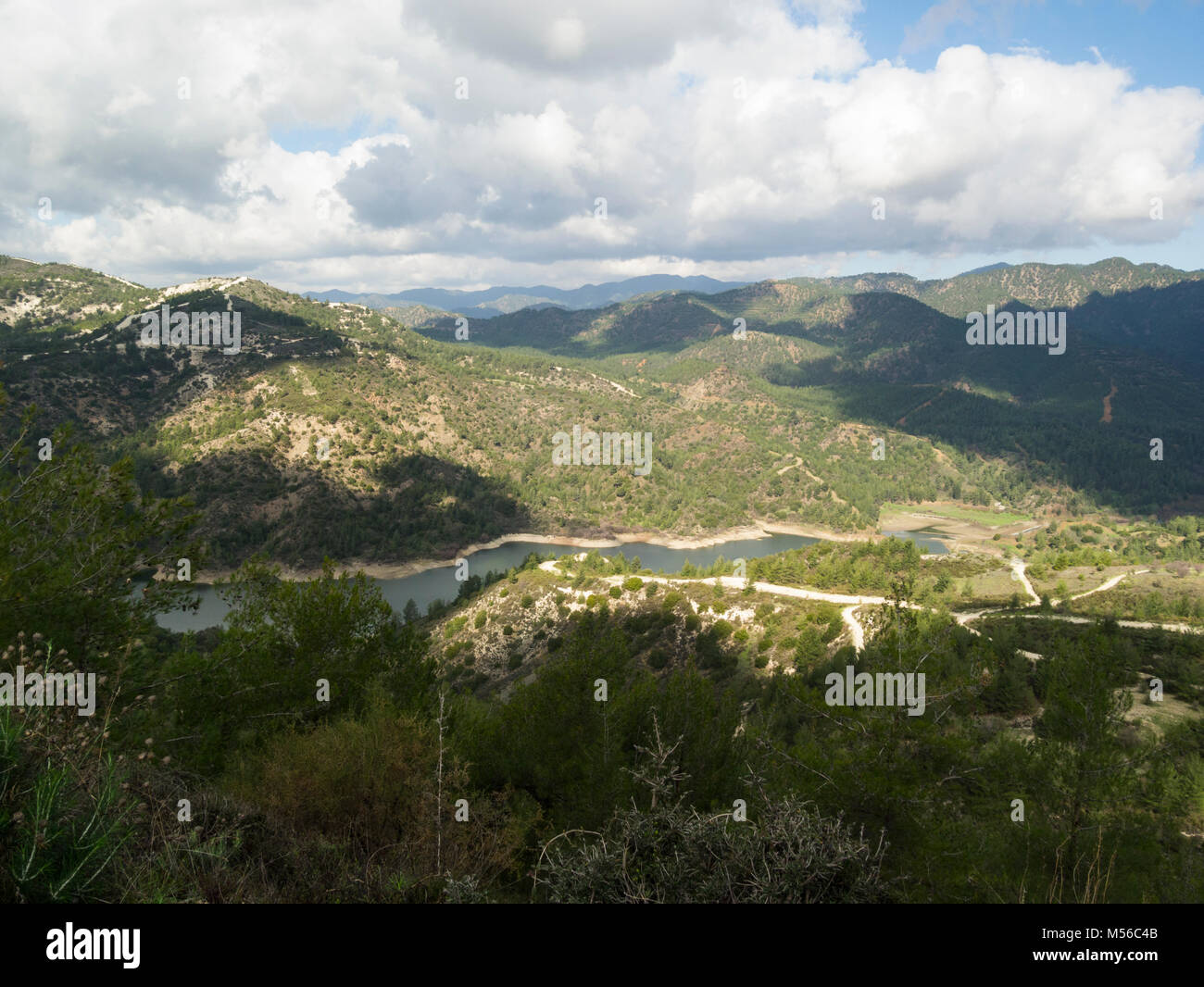 Blick auf ein Reservoir des aufgestauten Wassers Troodos-gebirge Zypern Gemeinschaft Wasserversorgung Marathasa Tal Stockfoto