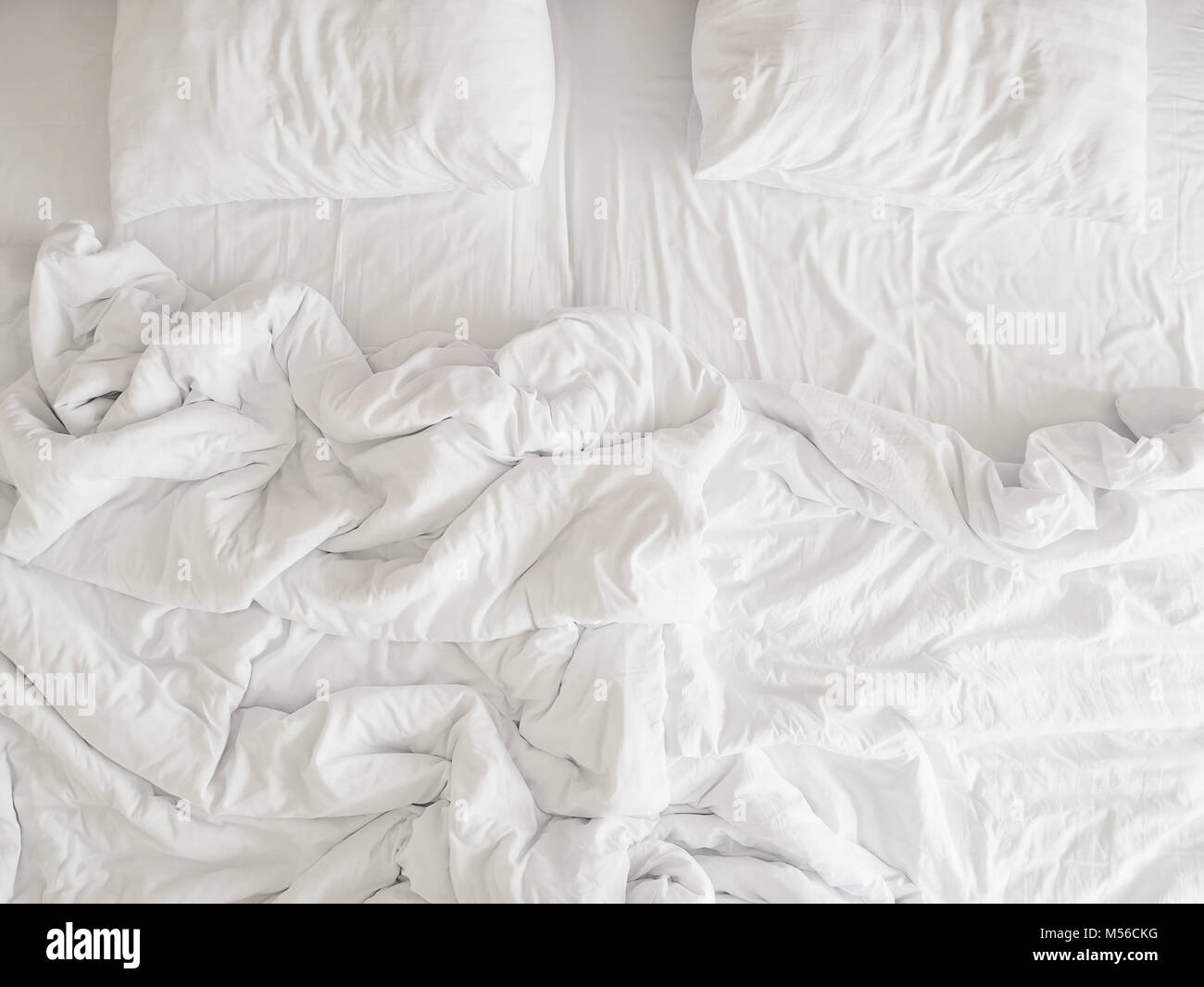Blick von oben auf die ungemachten Betten Bettwäsche und Kissen, Ungemacht unordentliche Bett nach Komfort schlafen Konzept Stockfoto