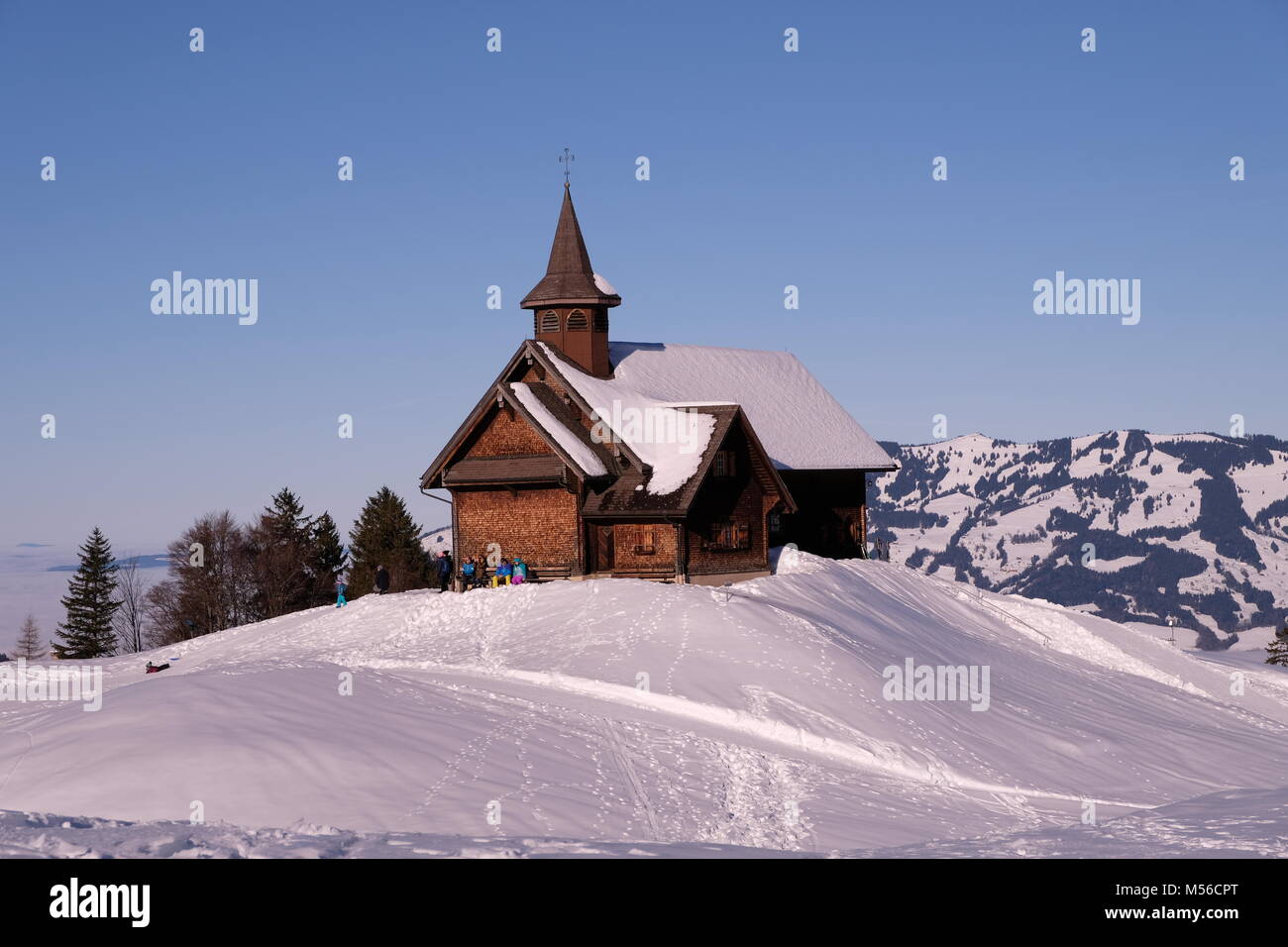 Eine Kirche aus Holz in den Bergen, Stoos, Schweiz. Stoos ist ein beliebtes Urlaubsziel im Sommer und im Winter. Skifahren in den Schweizer Alpen Stockfoto