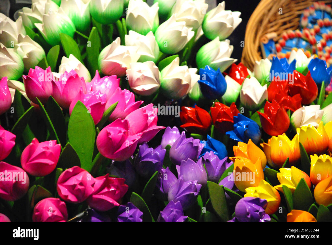 Holz- Tulpen in einen Souvenir Shop in Amsterdam, Niederlande Stockfoto